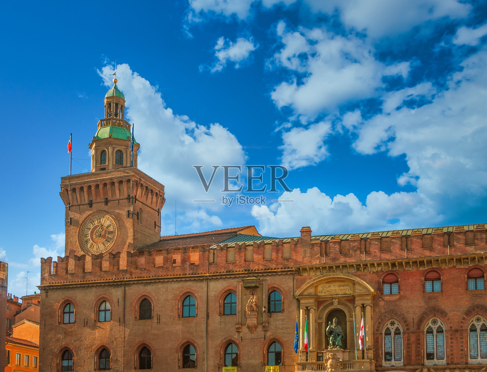 博洛尼亚马焦雷广场的钟塔照片摄影图片