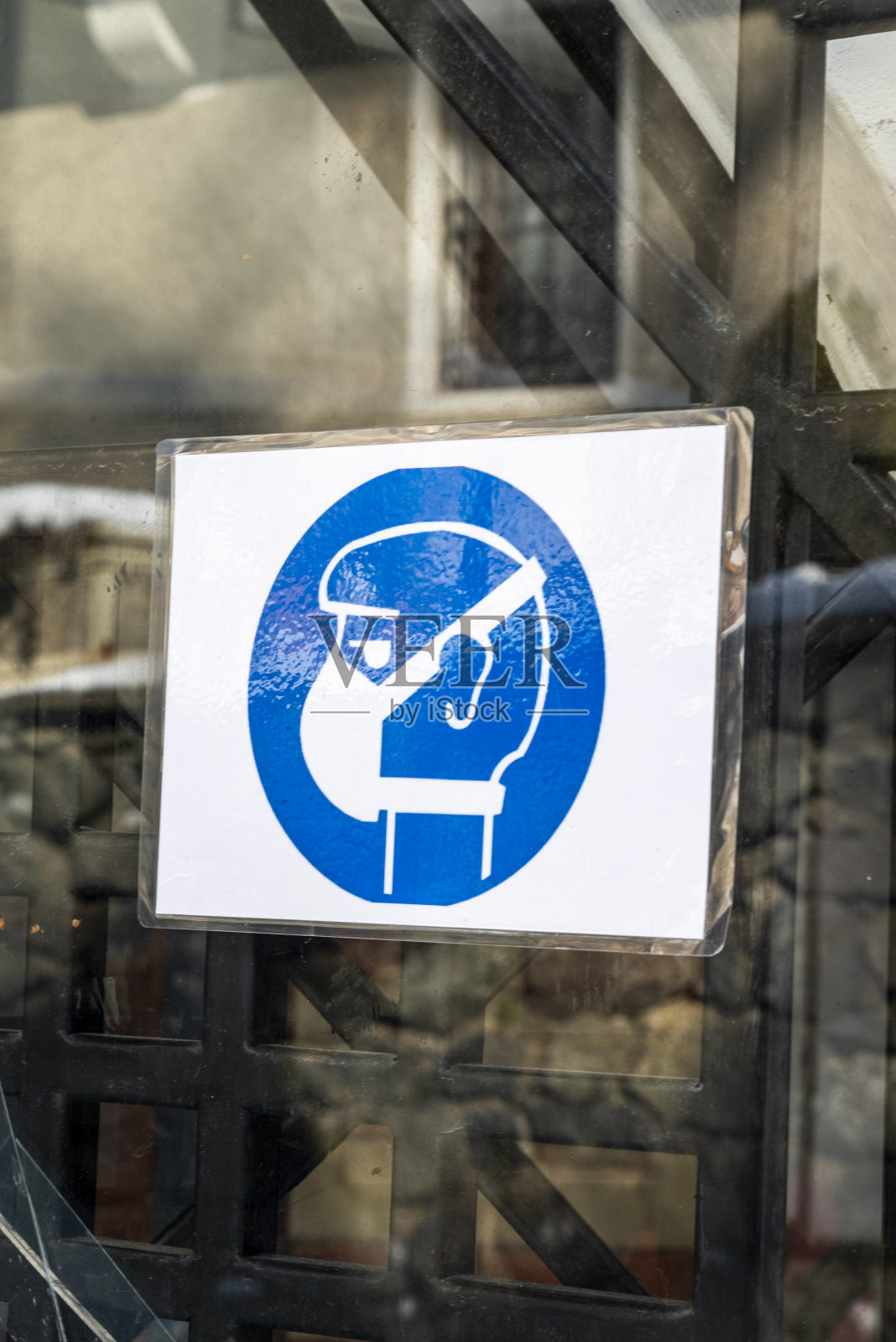 警告标志未戴口罩请勿入内并保持距离。照片摄影图片