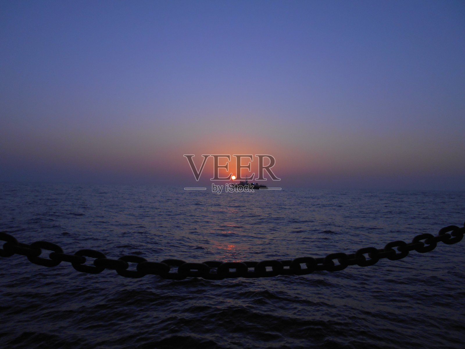 清晨的海上日出照片摄影图片