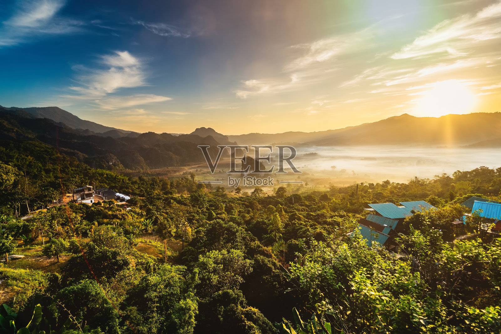 日出和雾与山背景，风景在富兰卡，巴姚省，泰国。照片摄影图片