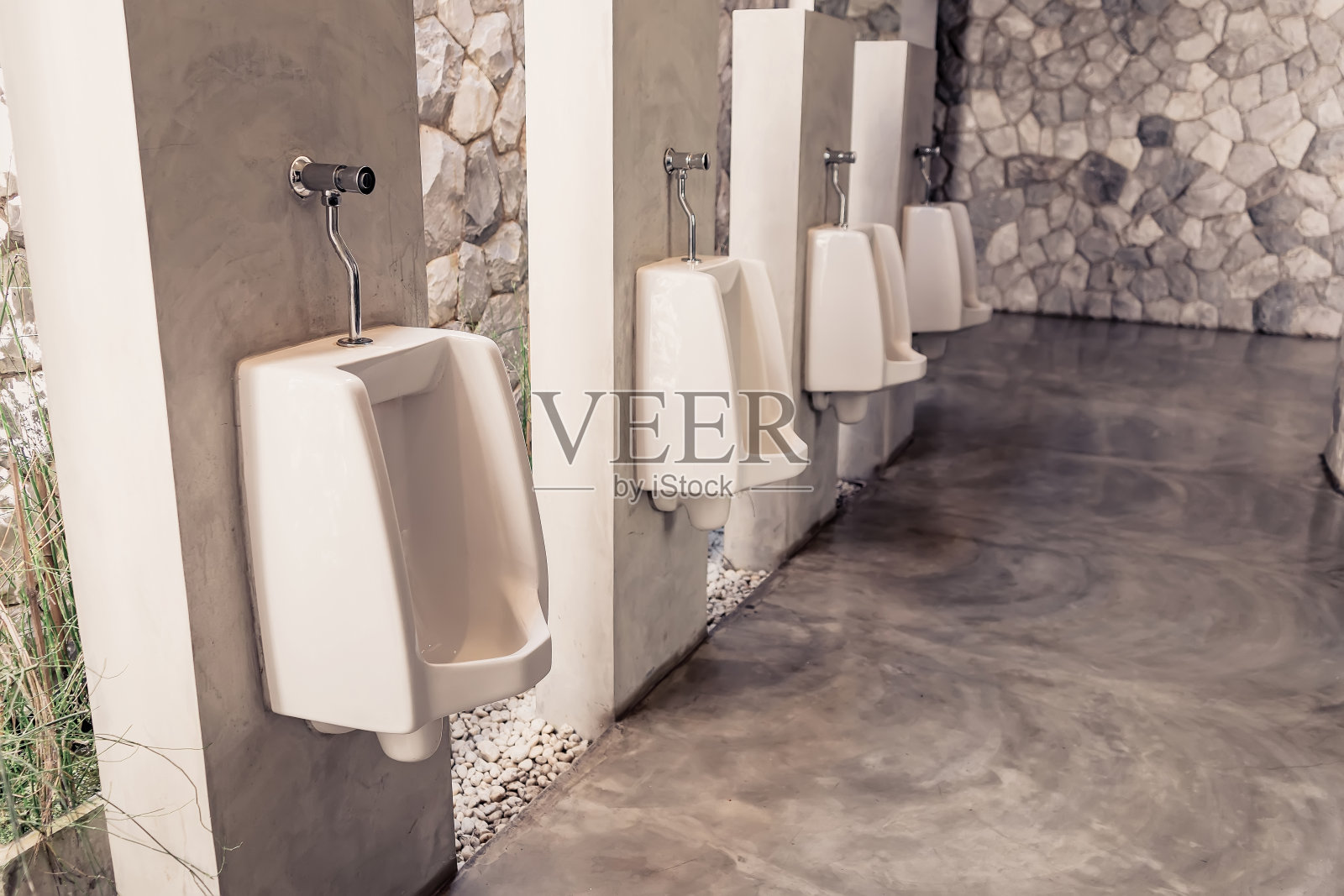 男厕的白色小便池照片摄影图片