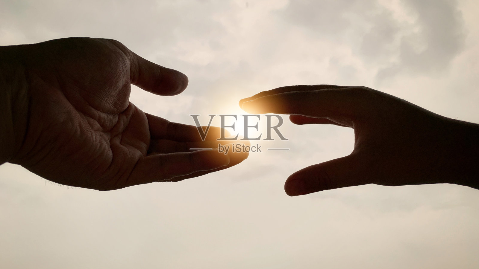 手在明亮的阳光下互相伸出。照片摄影图片