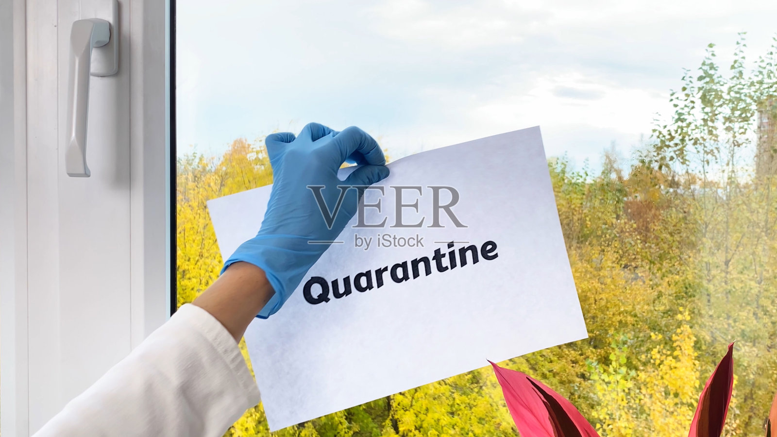 医生手持写有隔离信息的纸张，新冠疫情概念照片摄影图片