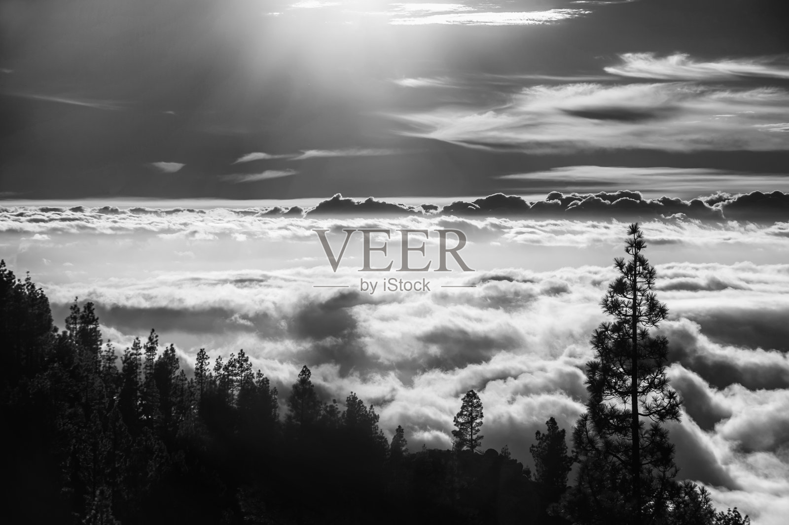 艺术景观镜头的云覆盖在日落作为一个黑白镜头照片摄影图片