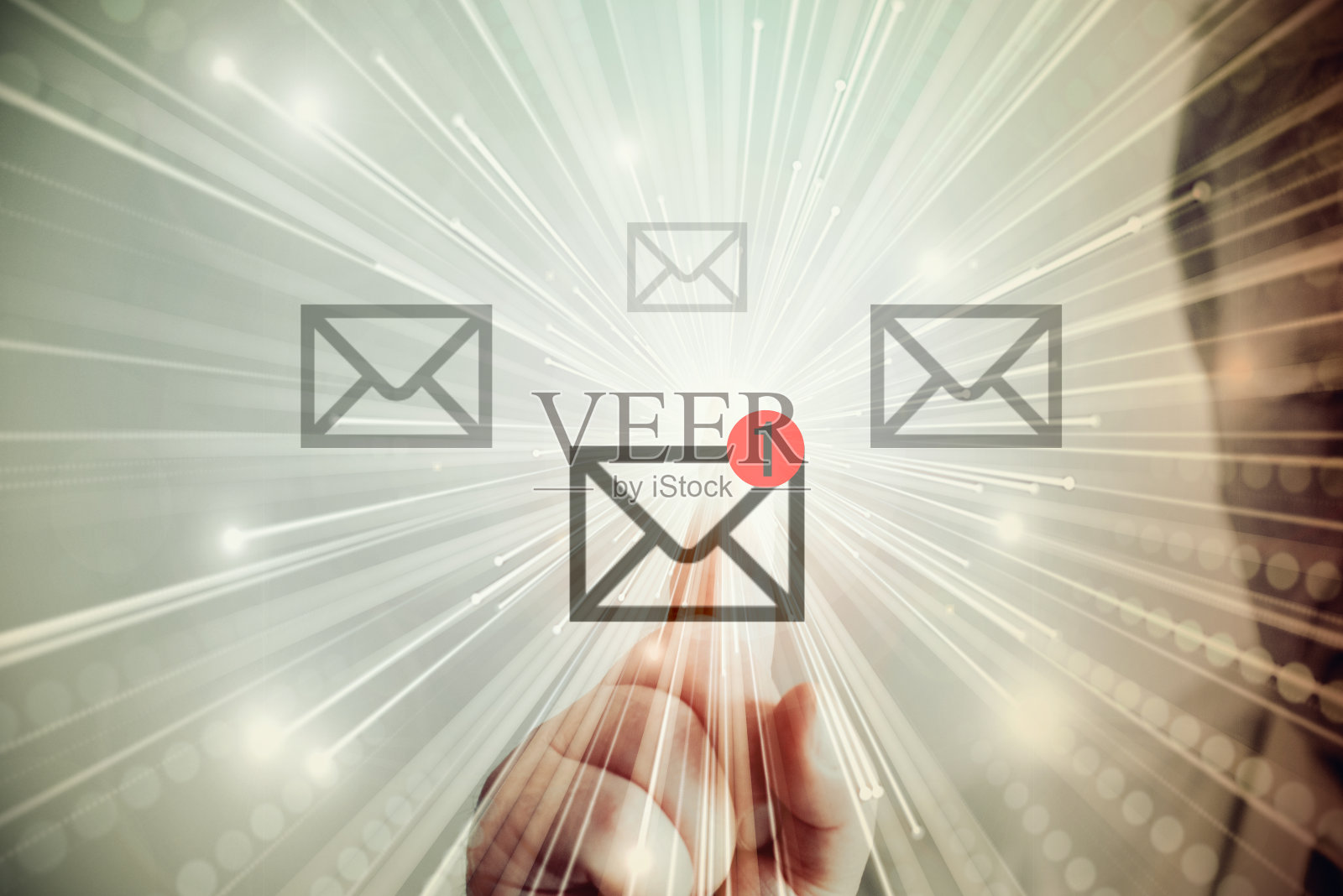 一名男子打开一封新的电子邮件照片摄影图片