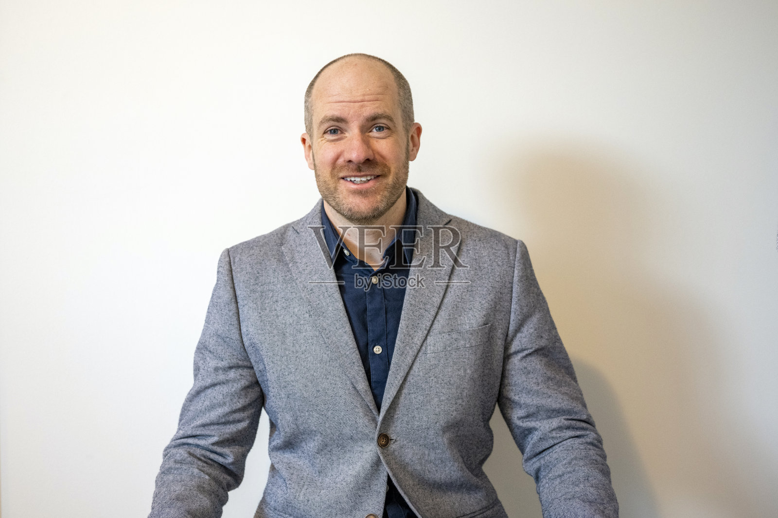 商人在白人背景下说话照片摄影图片