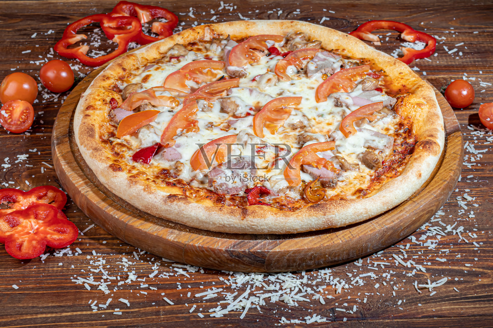 培根芝士披萨，香草和圣女果。用马苏里拉奶酪、虾、章鱼、贻贝和其他产品做木质背景。照片摄影图片