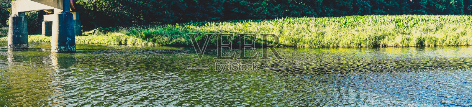 小河上的一座桥。照片摄影图片