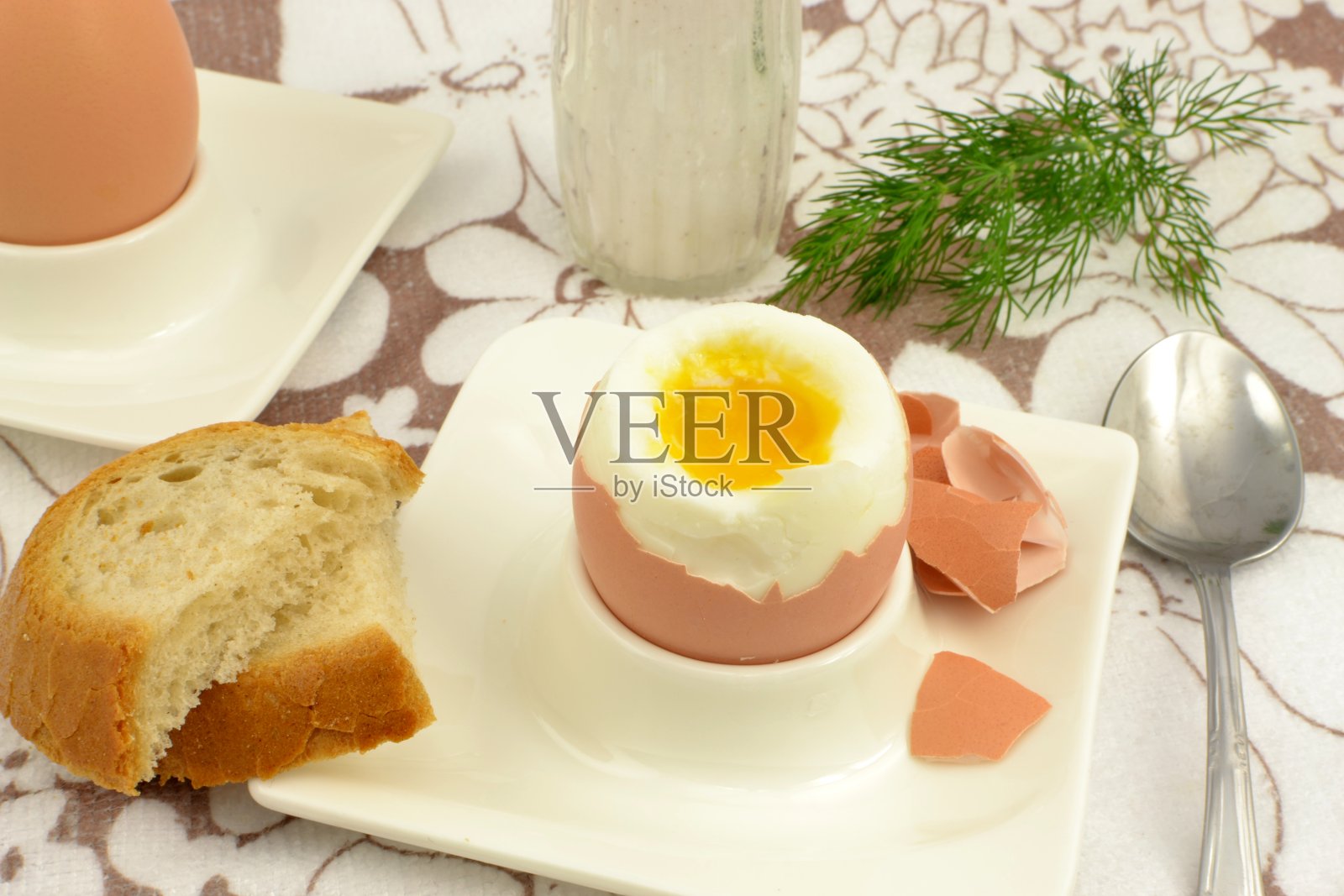 半熟的鸡蛋照片摄影图片