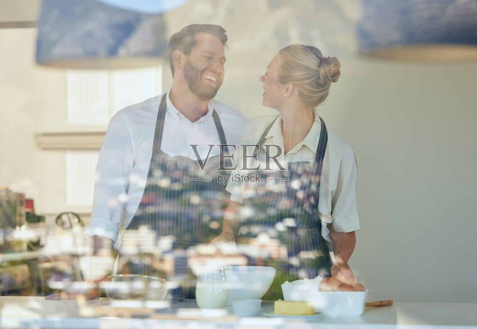这是一对年轻夫妇在家里一起做饭的照片照片摄影图片