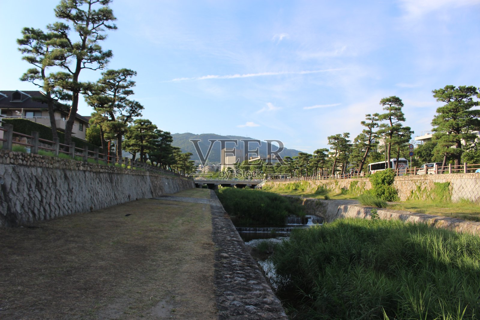 在城市中流动的河流及其河床照片摄影图片