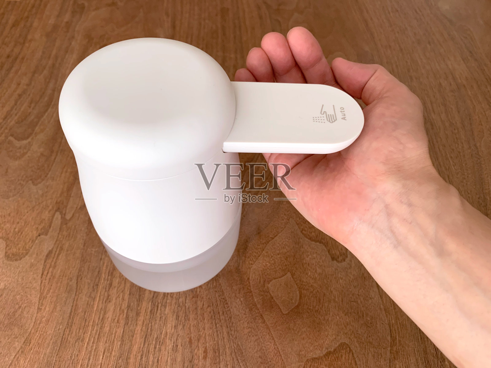 用消毒液防止手部感染照片摄影图片