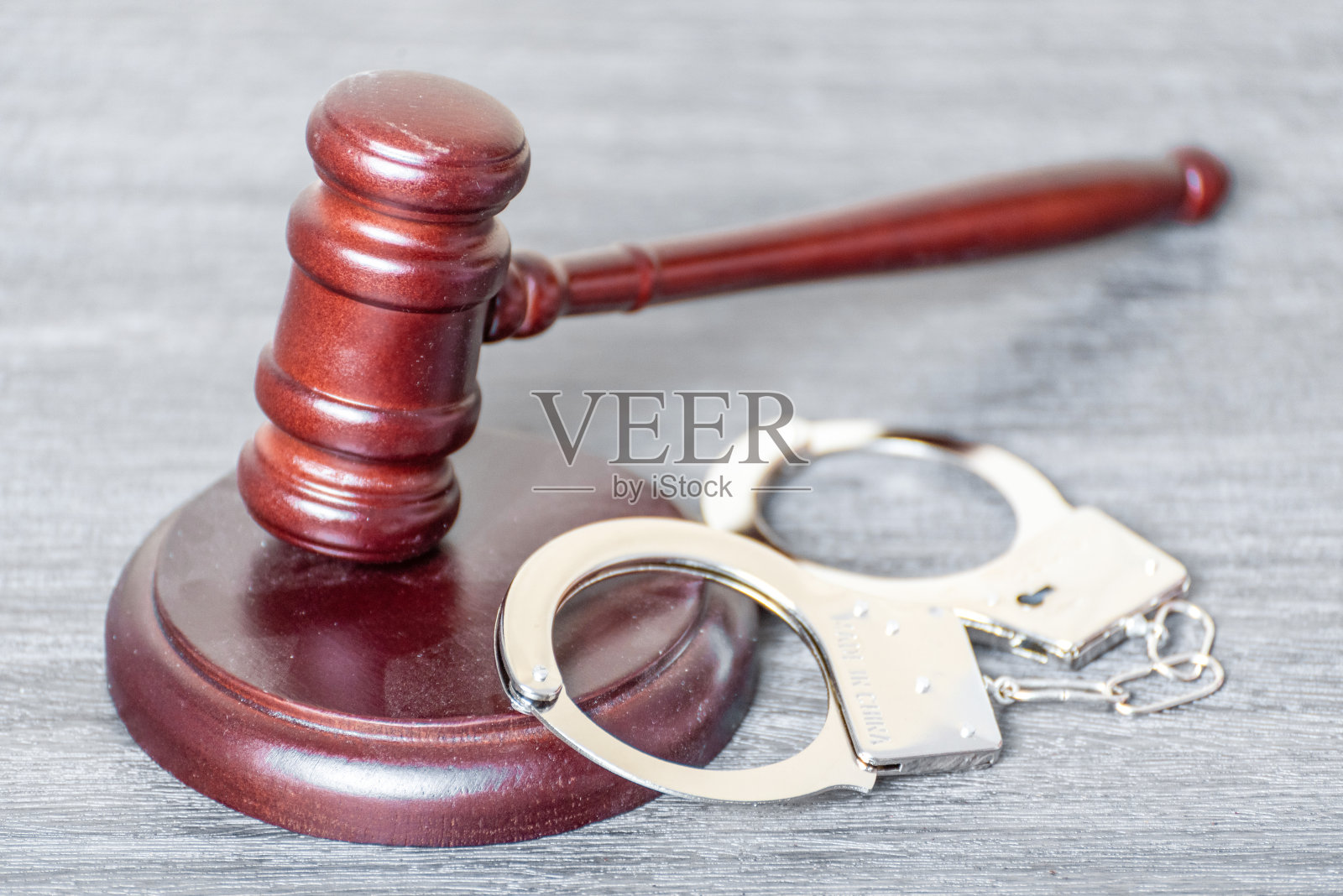 放在大量钱币上的法官槌（司法腐败）与象征正义的天平；放在大量钱币上的拍卖槌照片摄影图片