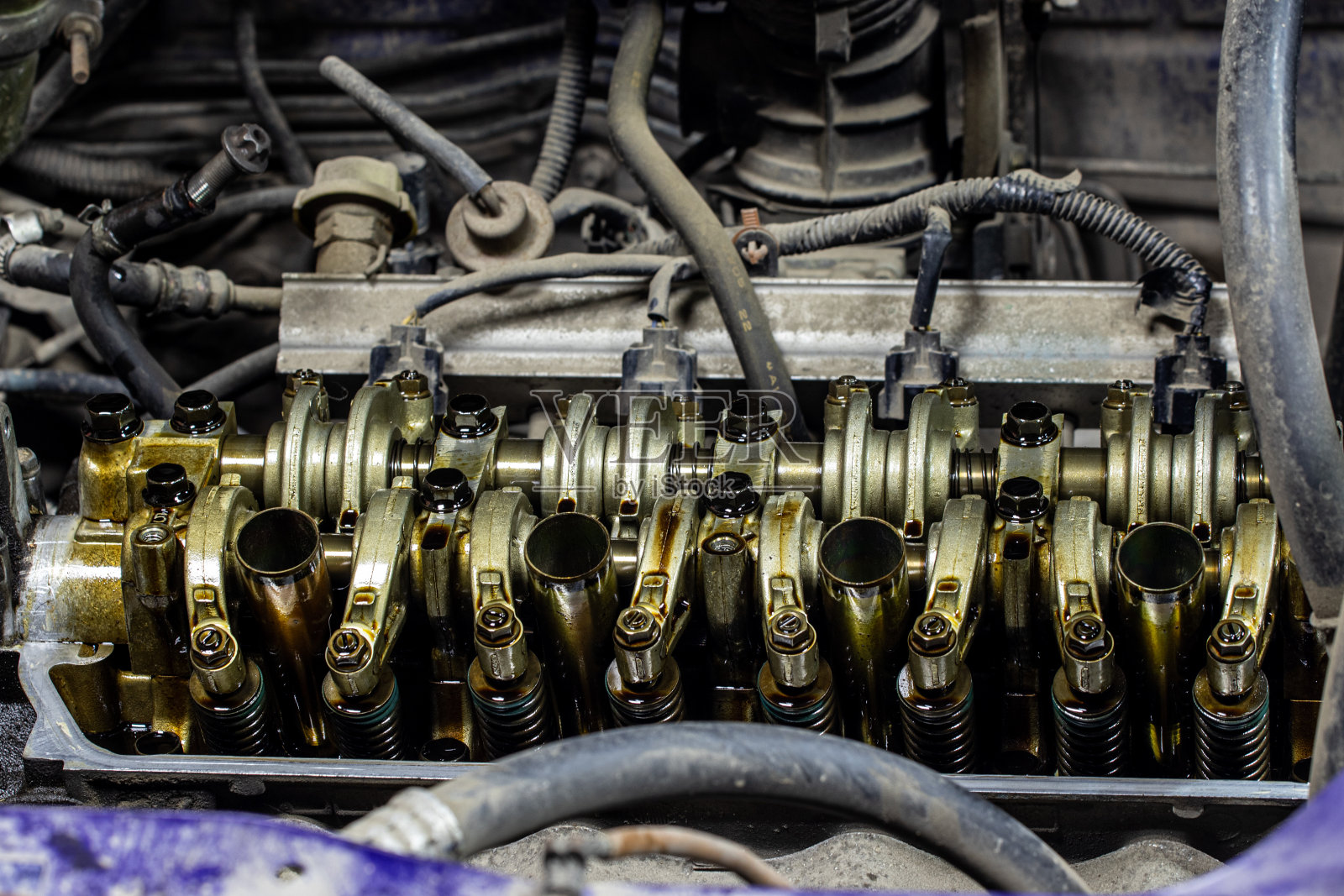 Сar发动机修理，机油又脏照片摄影图片