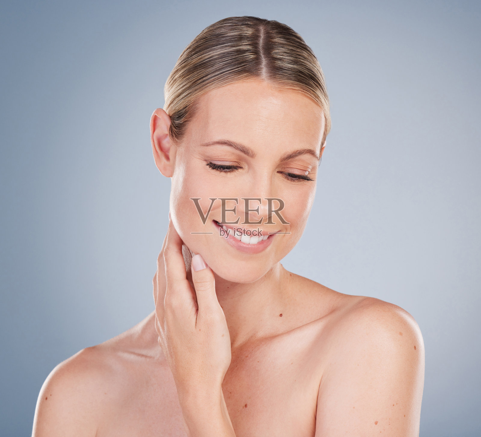 一名迷人的年轻女子在灰色背景下摆姿势的工作室照片照片摄影图片