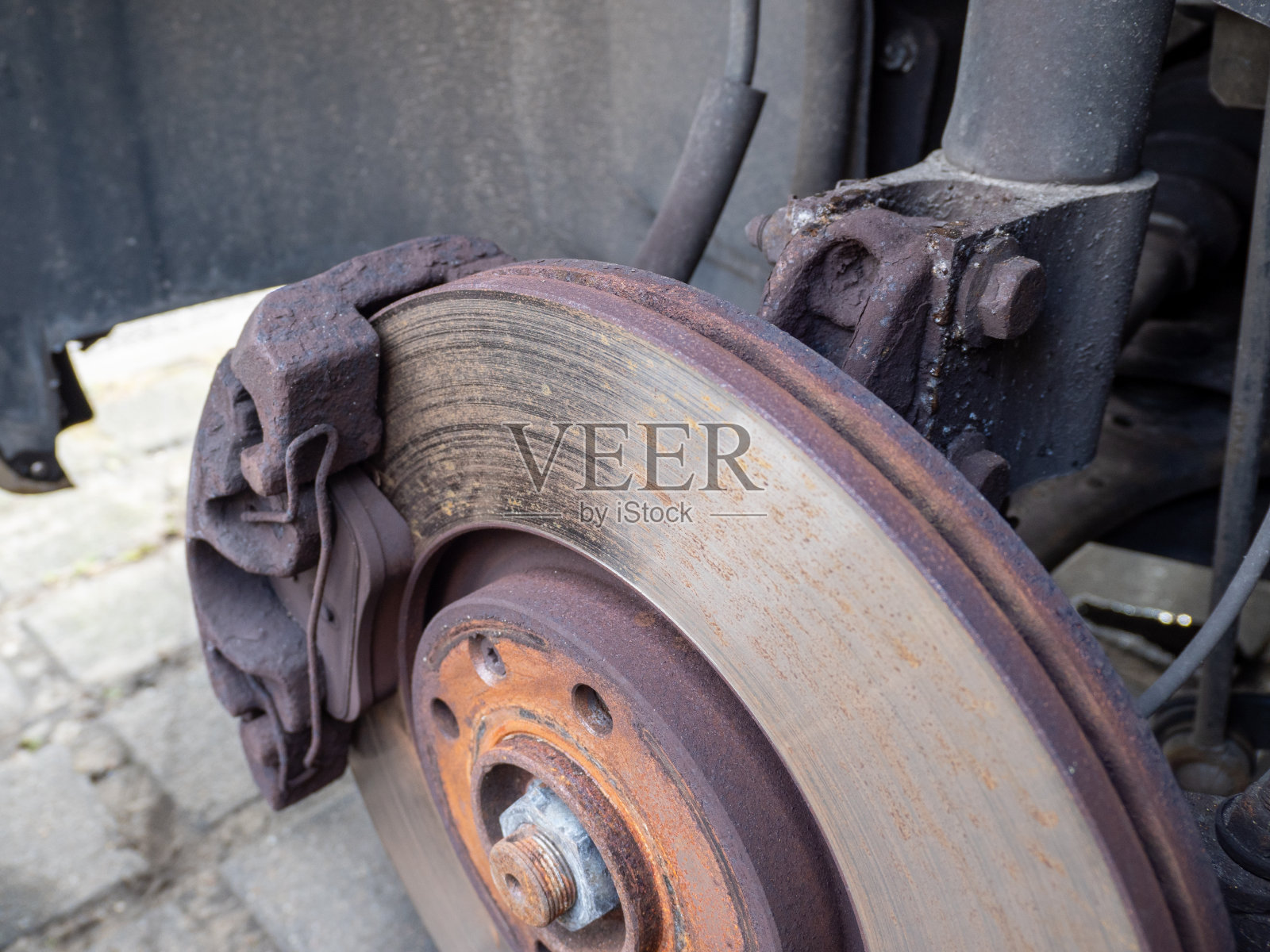 生锈的制动盘。汽车修理照片摄影图片