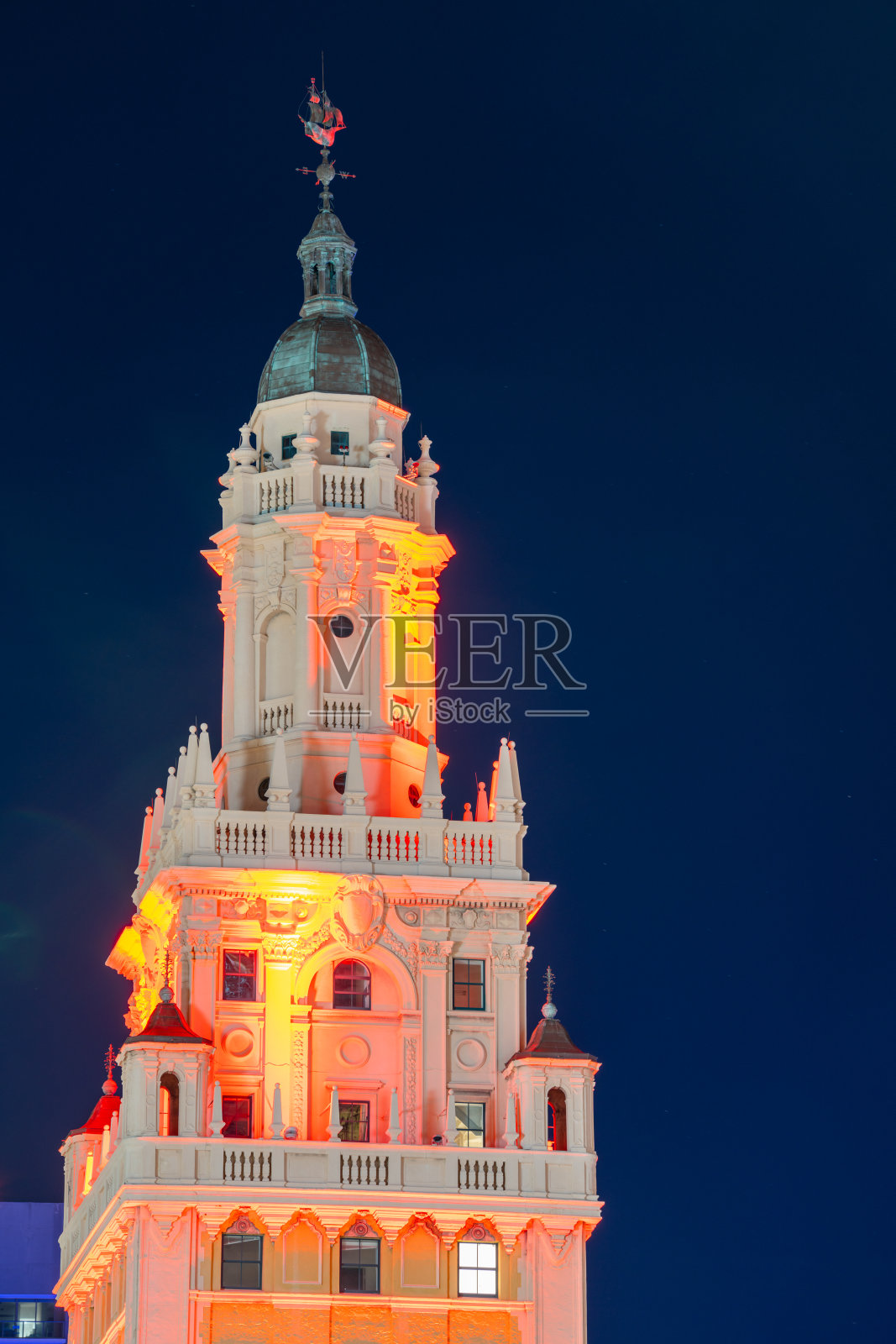 迈阿密自由塔大约2022年的霓虹红色照片摄影图片