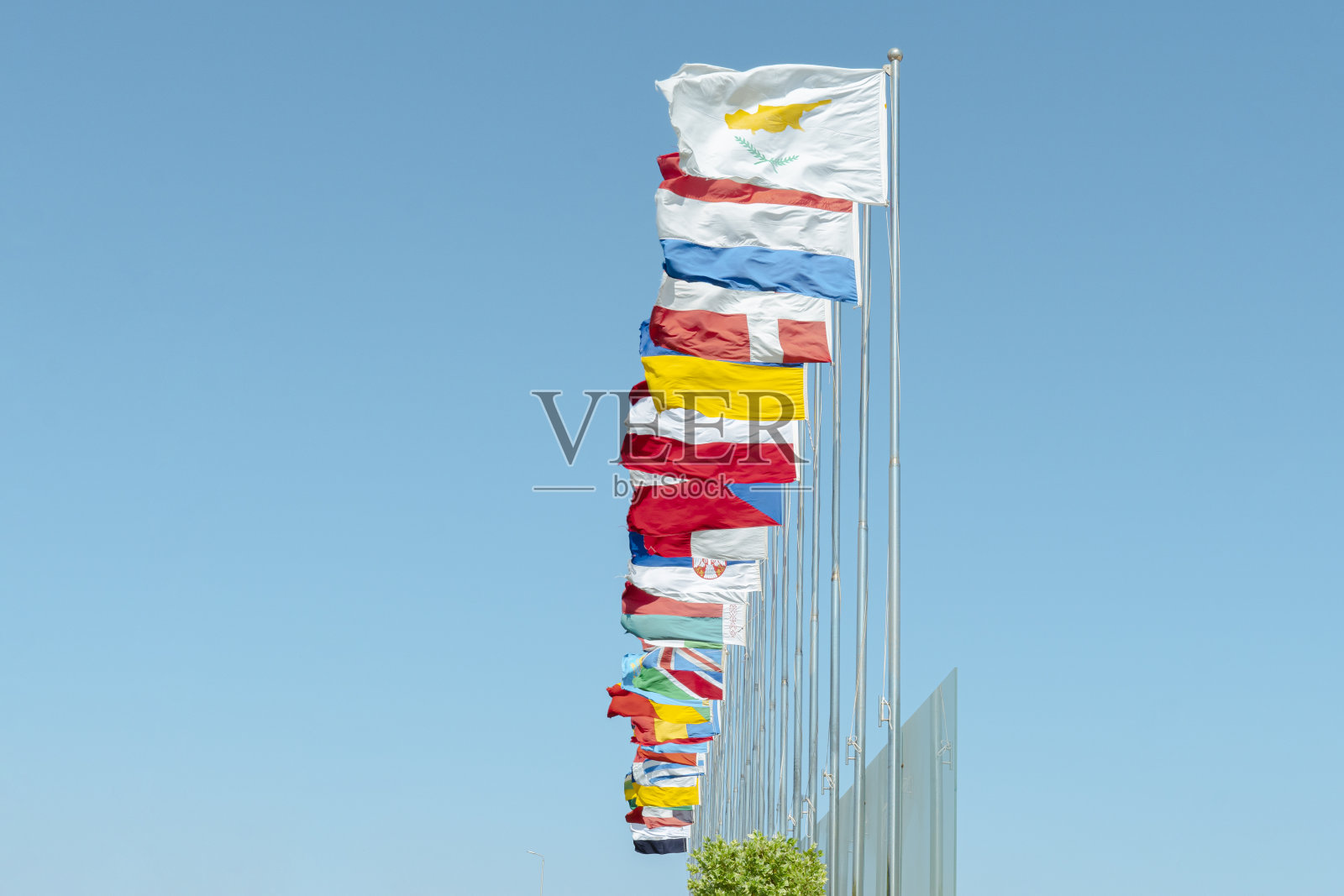 仰视角度拍摄的在天空背景下迎风飘扬的联合国各成员国旗帜照片摄影图片