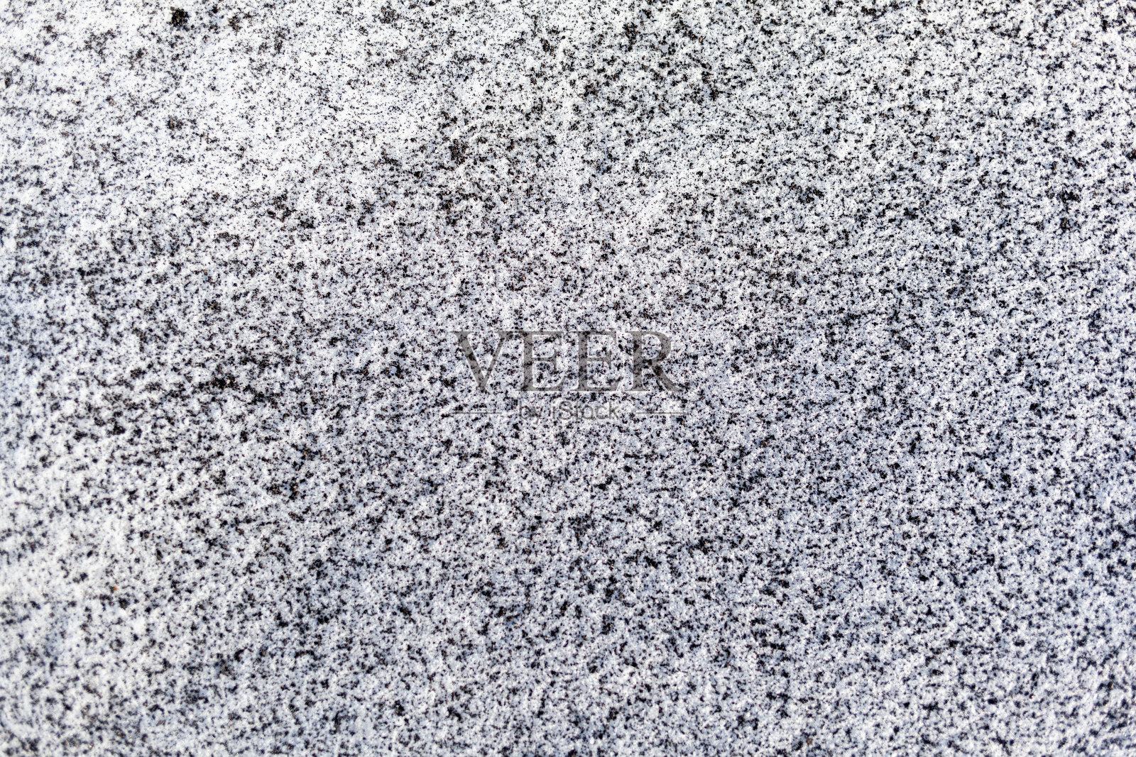 锅炉房的黑烟在雪白的雪地上。照片摄影图片