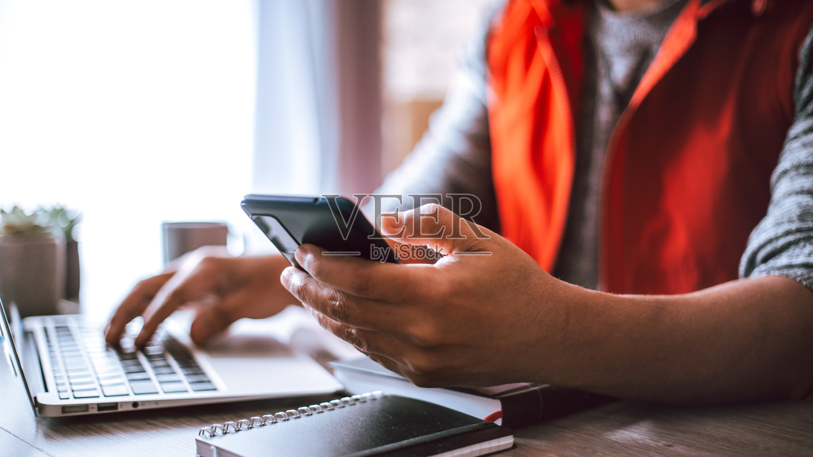 年轻建筑师在办公室里用他的智能手机工作照片摄影图片