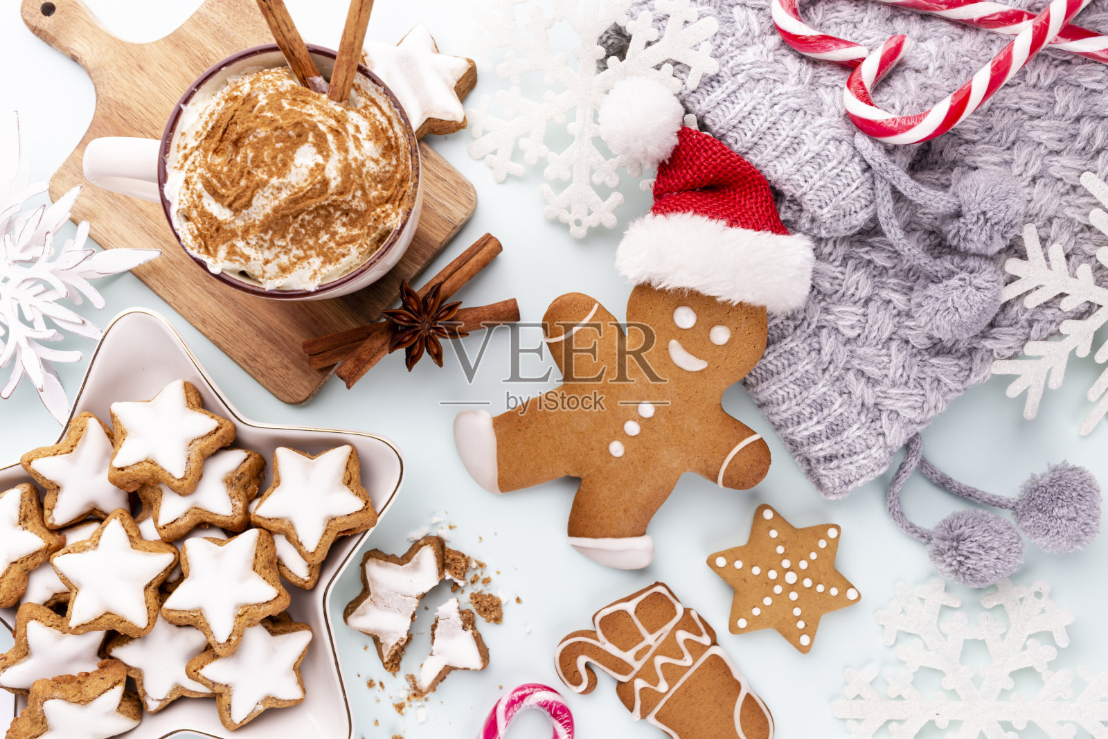 姜饼人，饼干和圣诞节装饰在柔和的背景。照片摄影图片