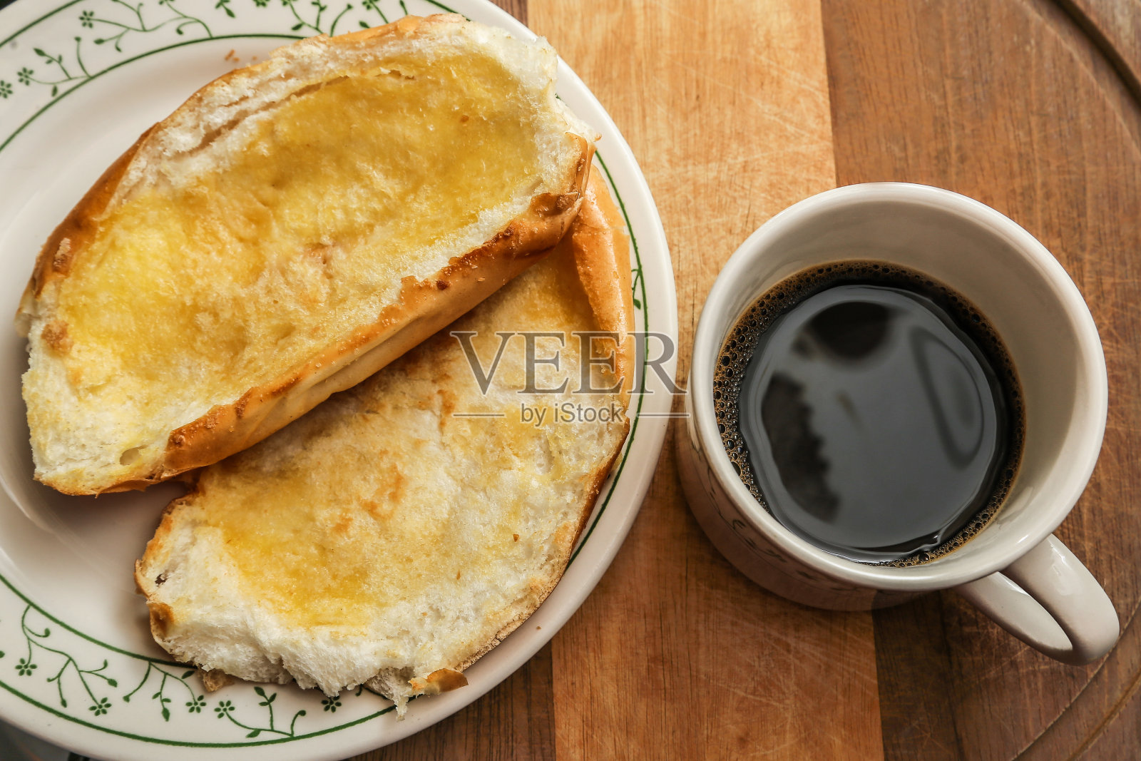 盘子里有面包。照片摄影图片