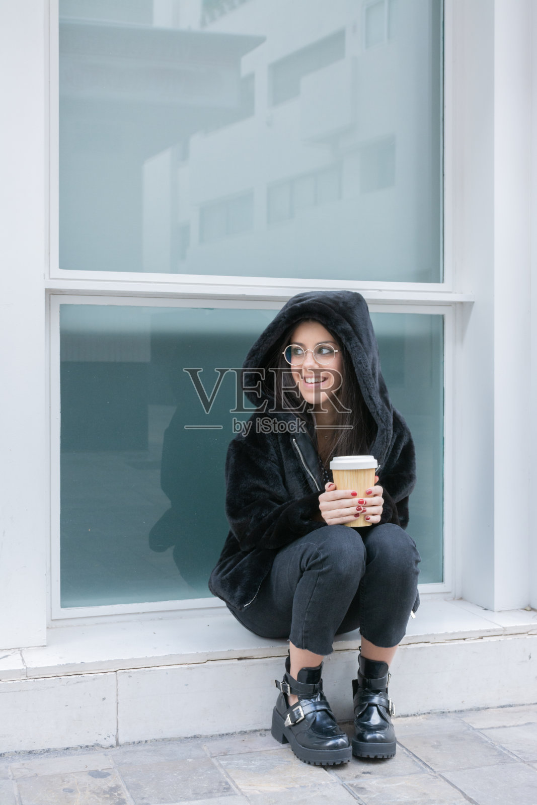 带外卖咖啡的女人照片摄影图片