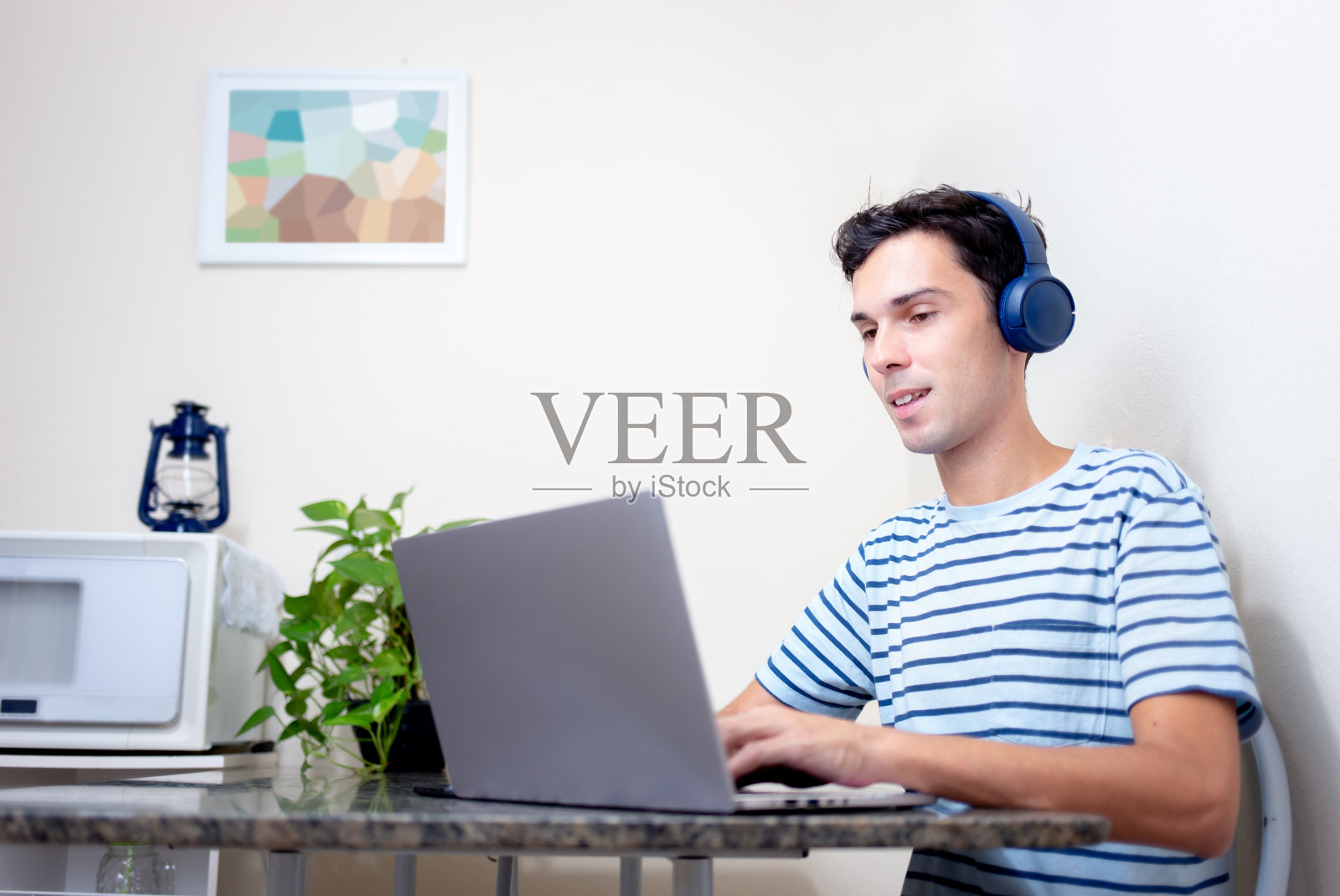 在厨房里学习或工作照片摄影图片