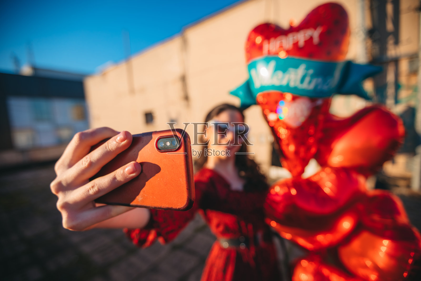 一个漂亮的女人拿着氦气球在自拍照片摄影图片