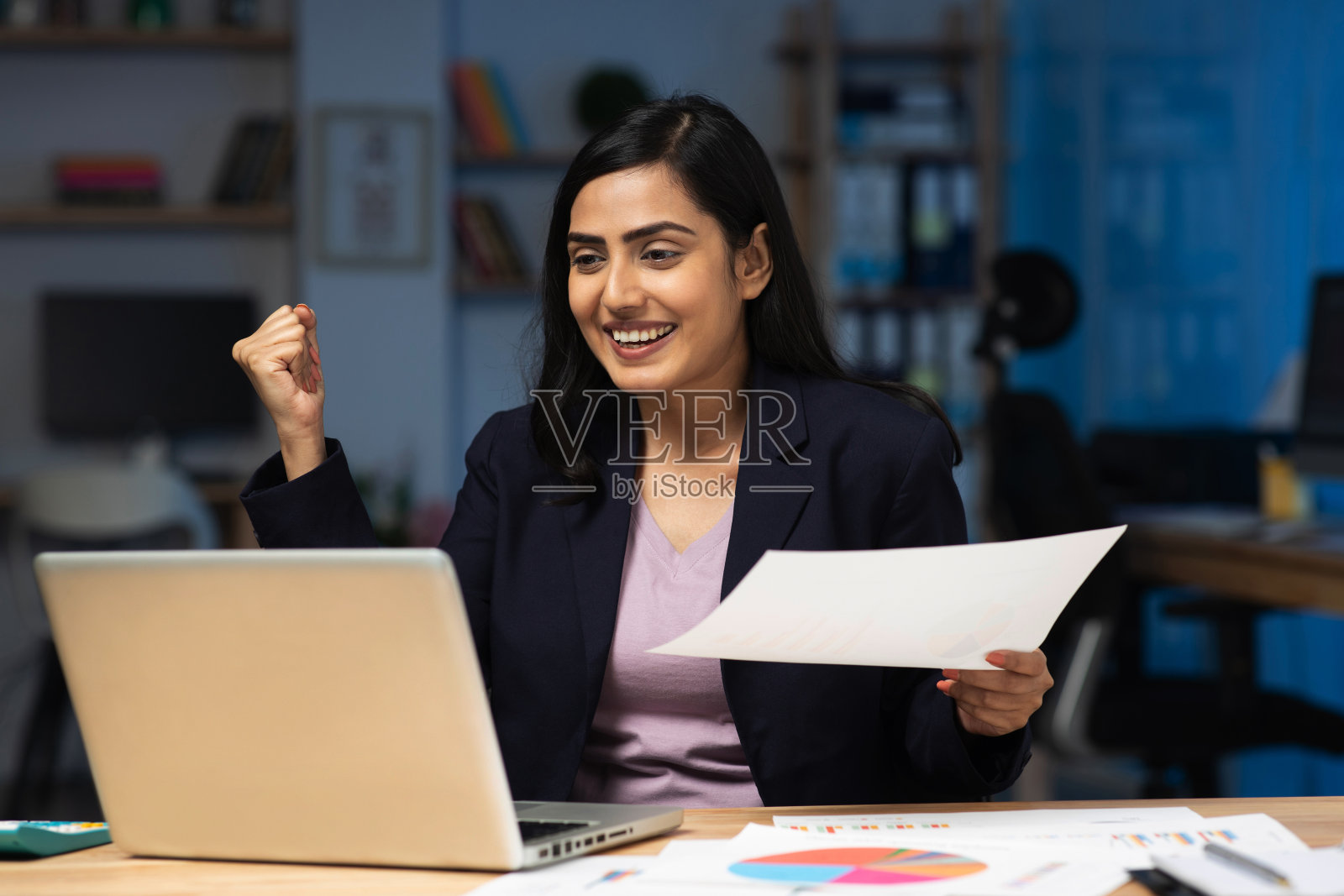 在办公室用笔记本电脑工作的年轻女性。库存图片照片摄影图片