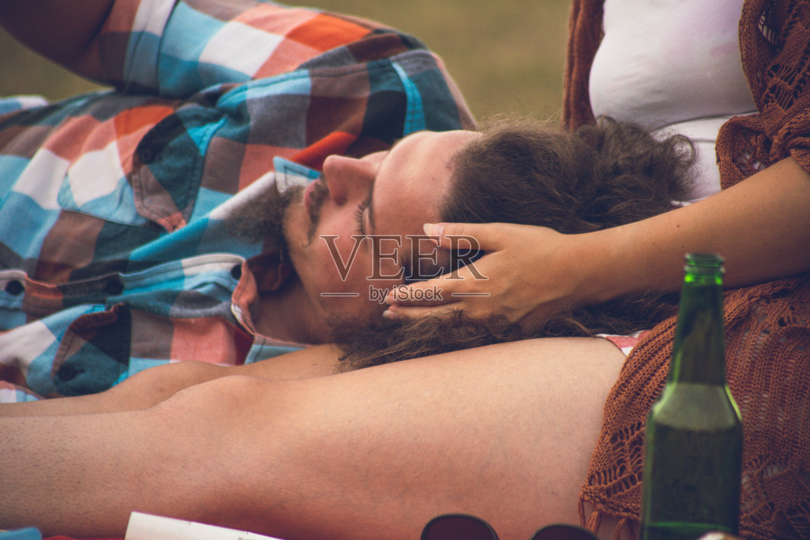 年轻男人和女友约会自拍照片摄影图片