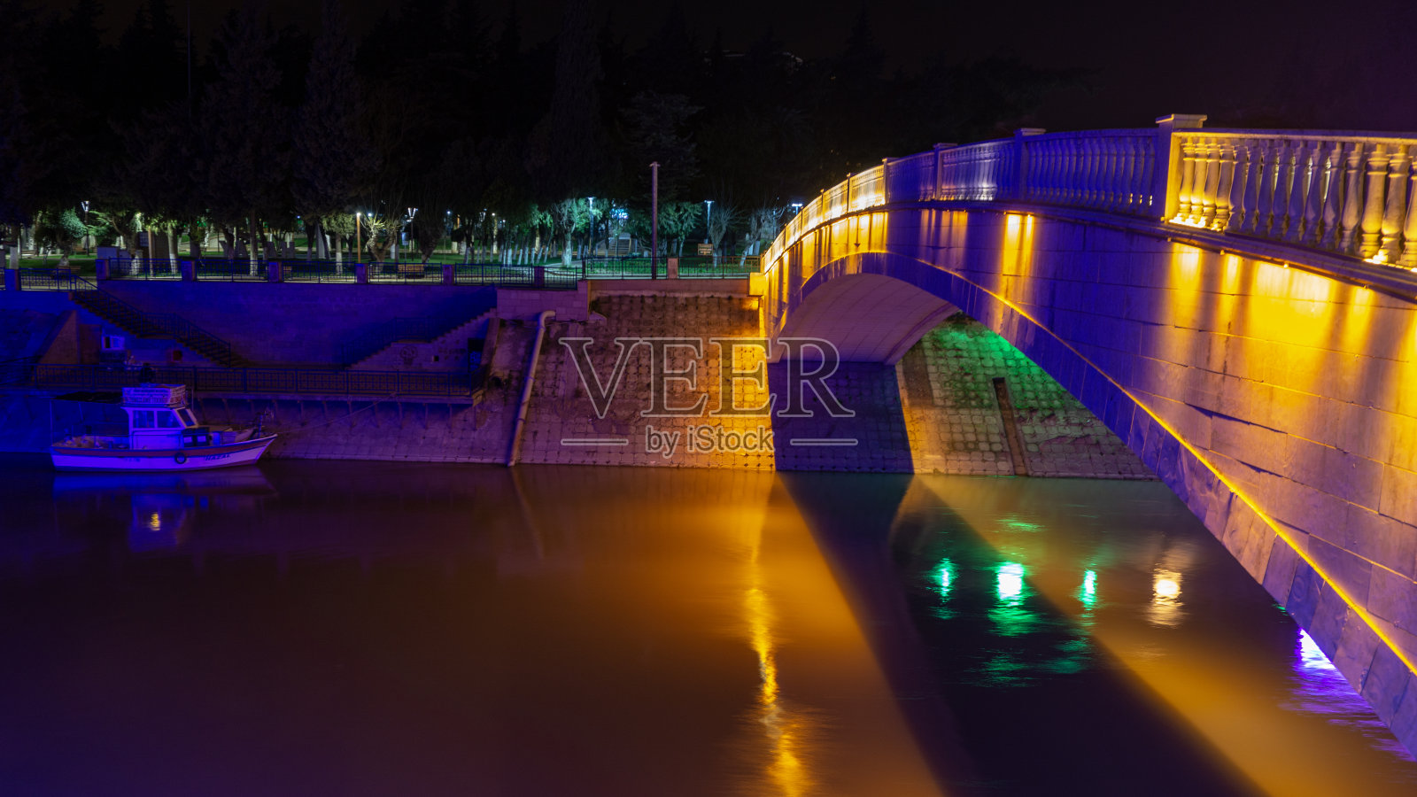 哈塔伊市中心的阿西河照片摄影图片