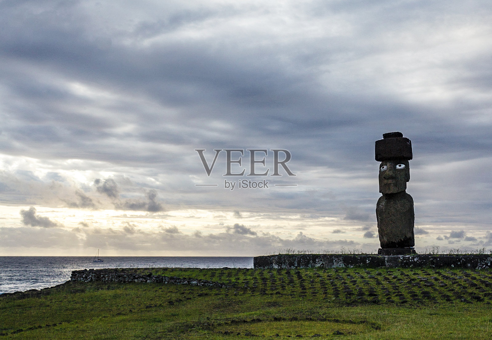 日落在阿胡塔海，地点与摩埃石像在复活节岛，智利照片摄影图片