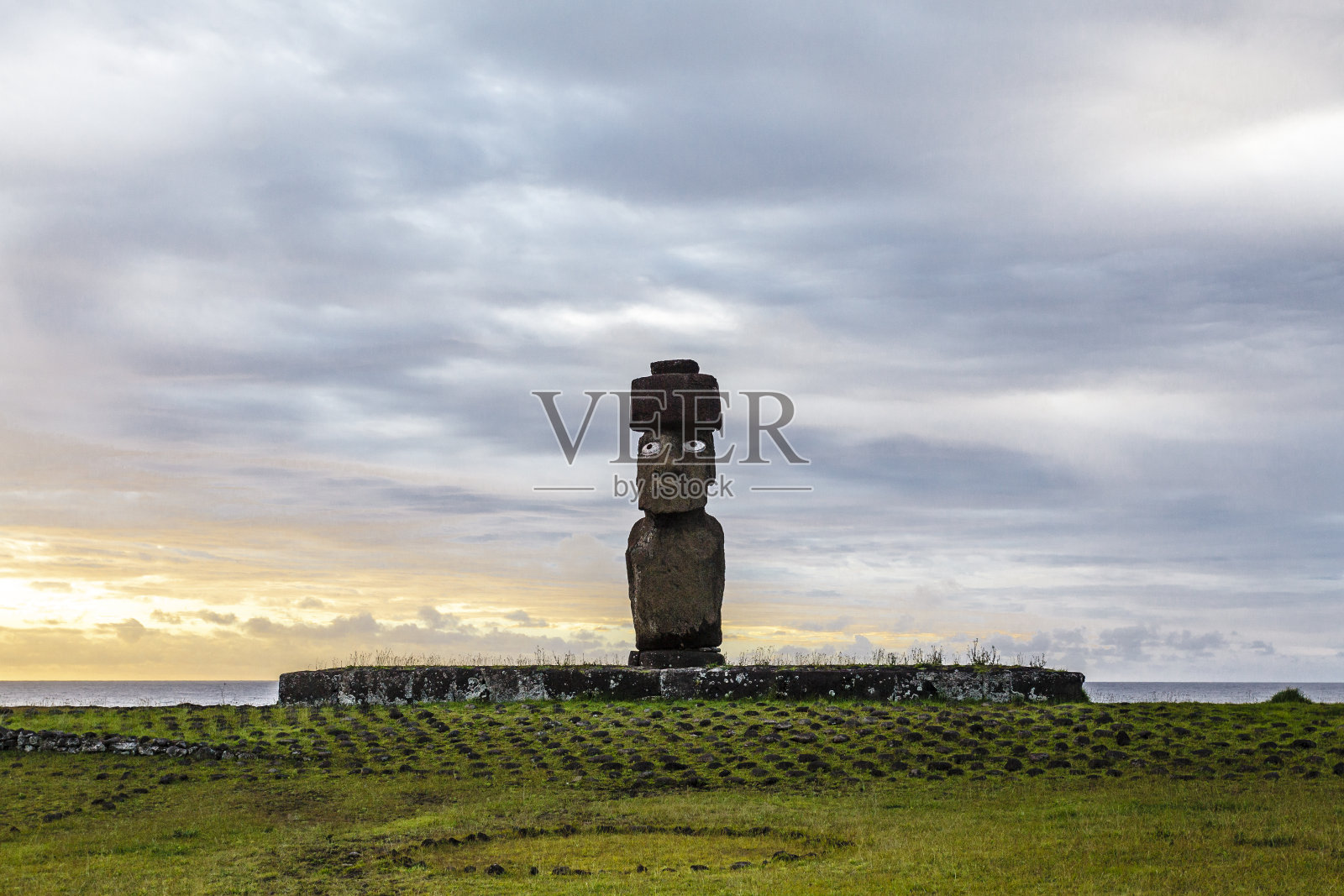 日落在阿胡塔海，地点与摩埃石像在复活节岛，智利照片摄影图片