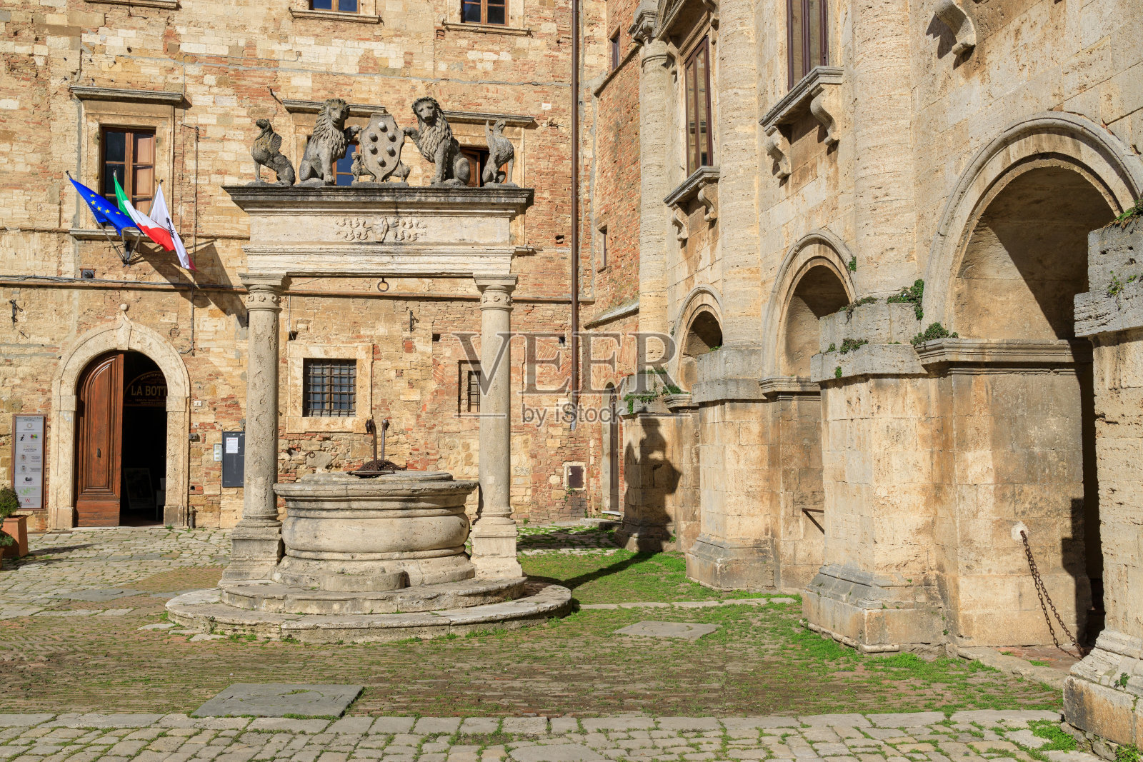 大广场上的狮穴，蒙特普尔恰诺广场照片摄影图片