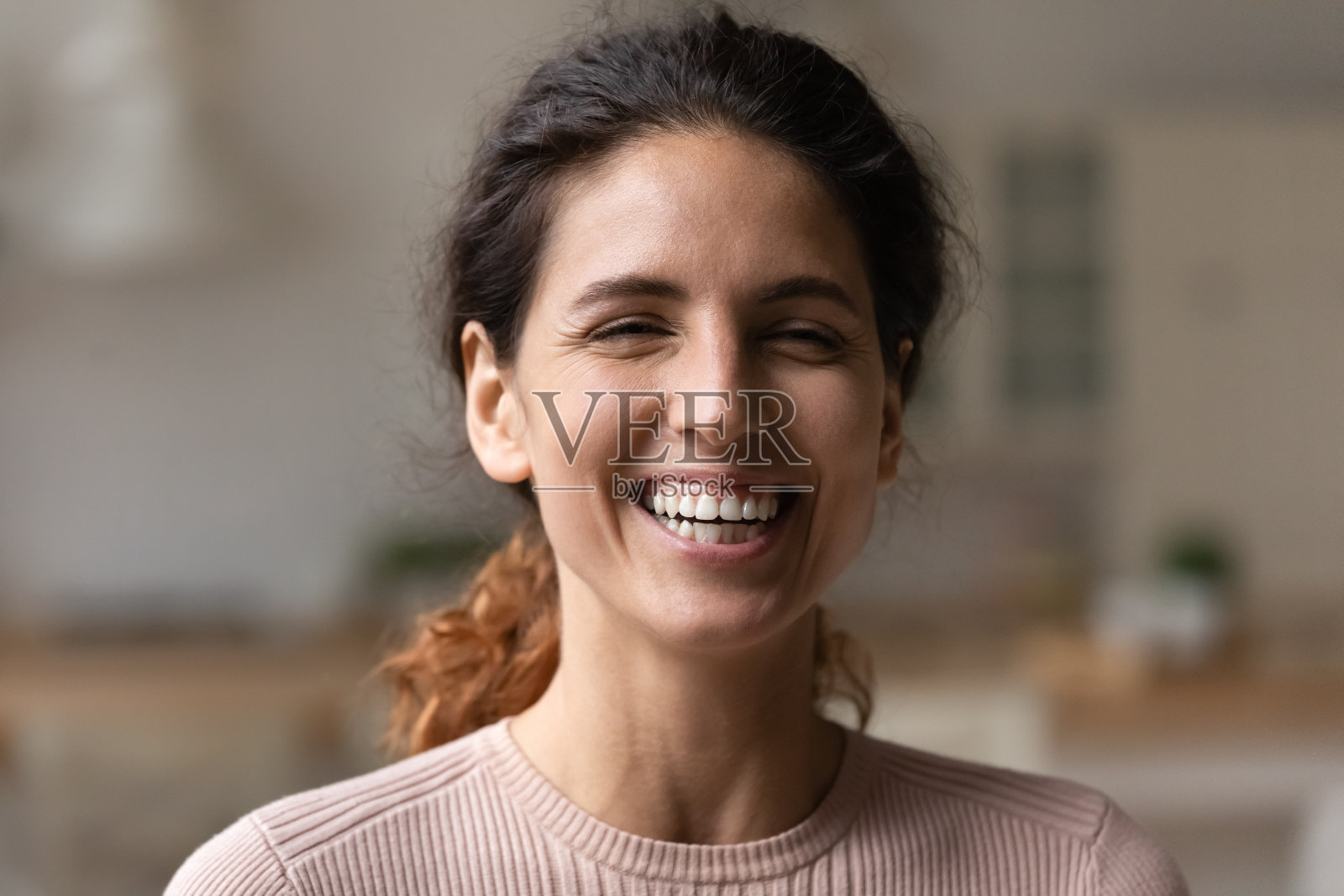 激动的年轻白人妇女大笑的肖像照片摄影图片