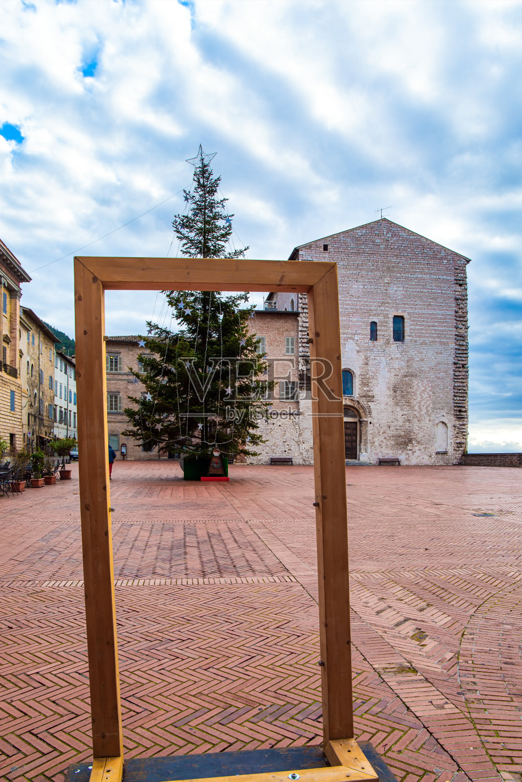 这座城市位于翁布里亚山脉照片摄影图片