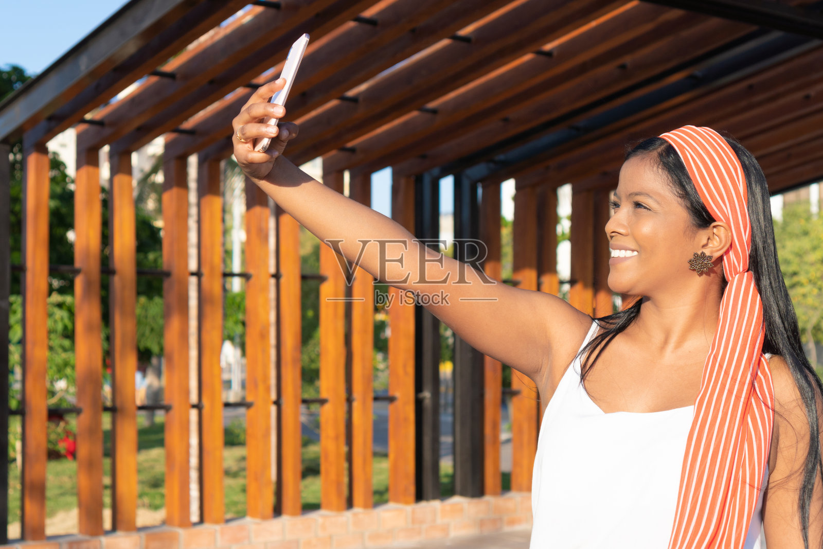 非洲妇女使用智能手机和走路照片摄影图片