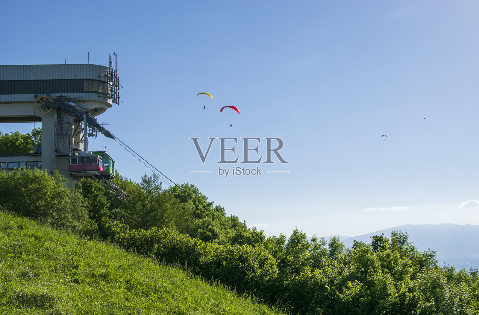 滑翔伞是同时飞行的照片摄影图片