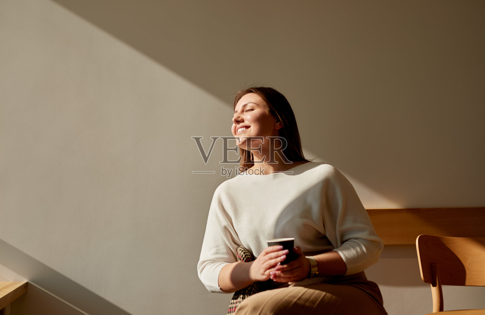 快乐的女人在咖啡馆里享受着早晨的咖啡照片摄影图片