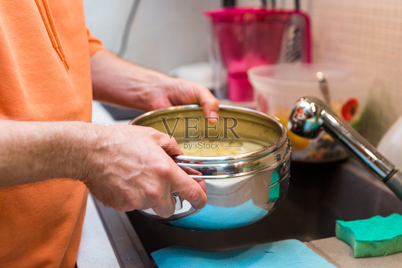 近距离拍摄男子在厨房准备煮土豆照片摄影图片
