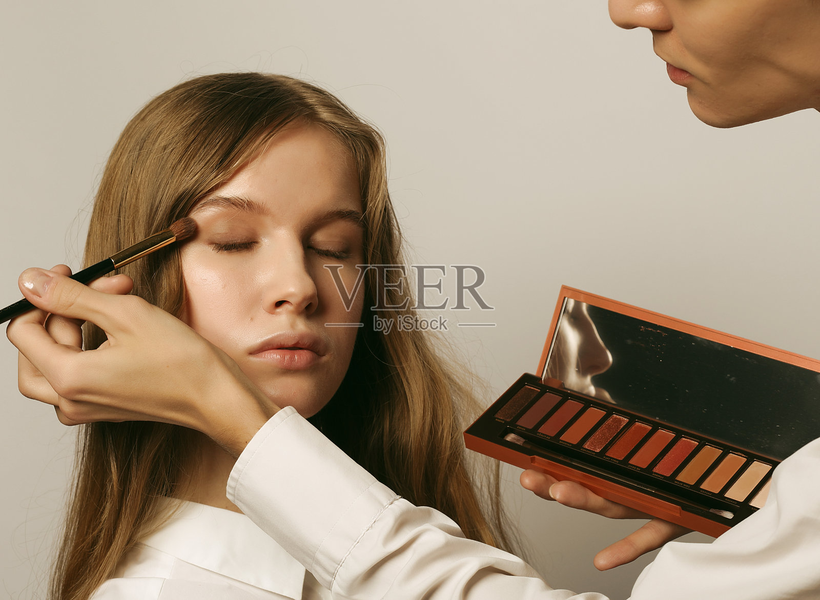 化妆师做化妆美女，美的概念照片摄影图片