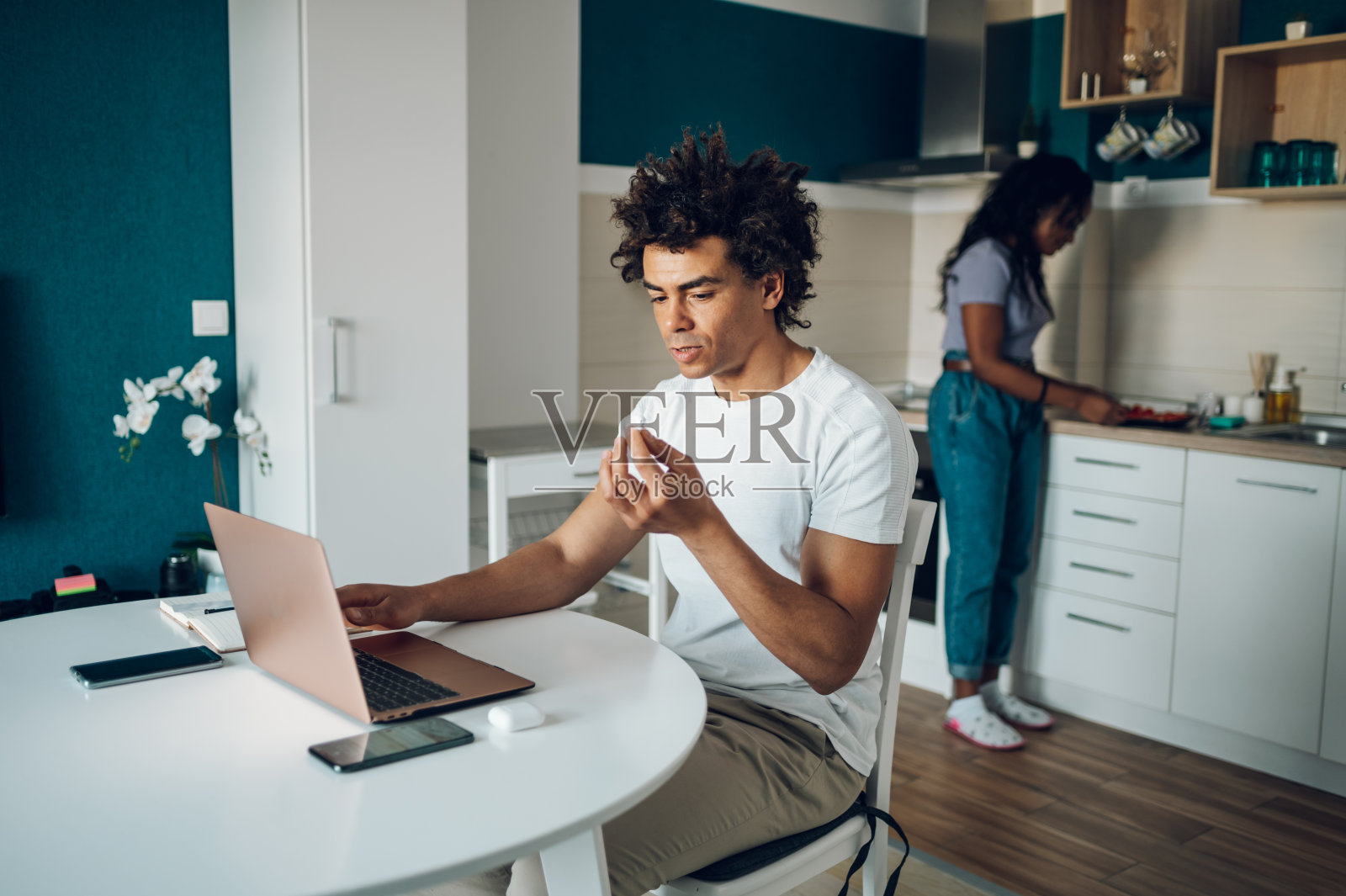 非裔美国人在家里厨房用笔记本电脑照片摄影图片