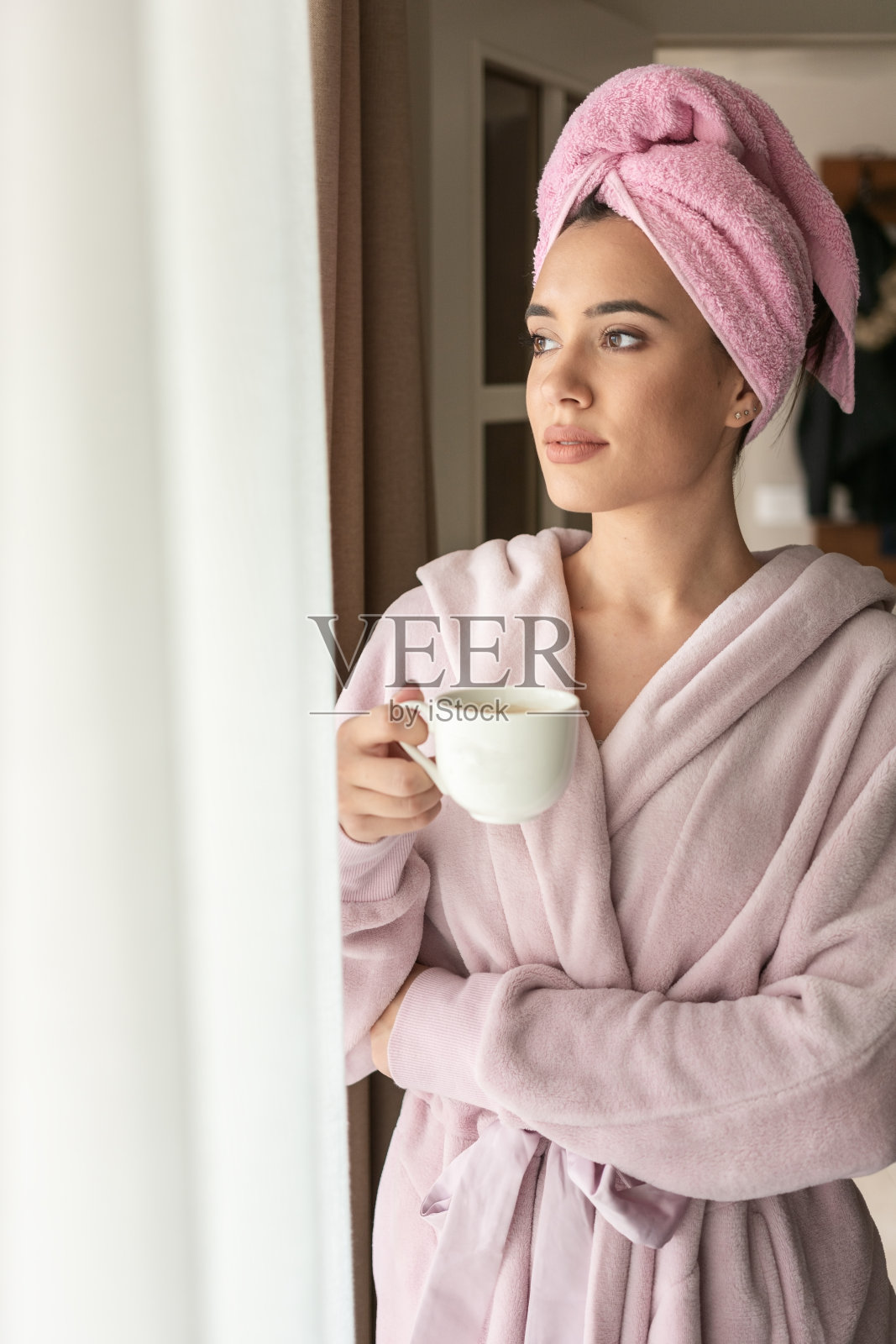 穿着浴袍拿着咖啡杯的女人照片摄影图片