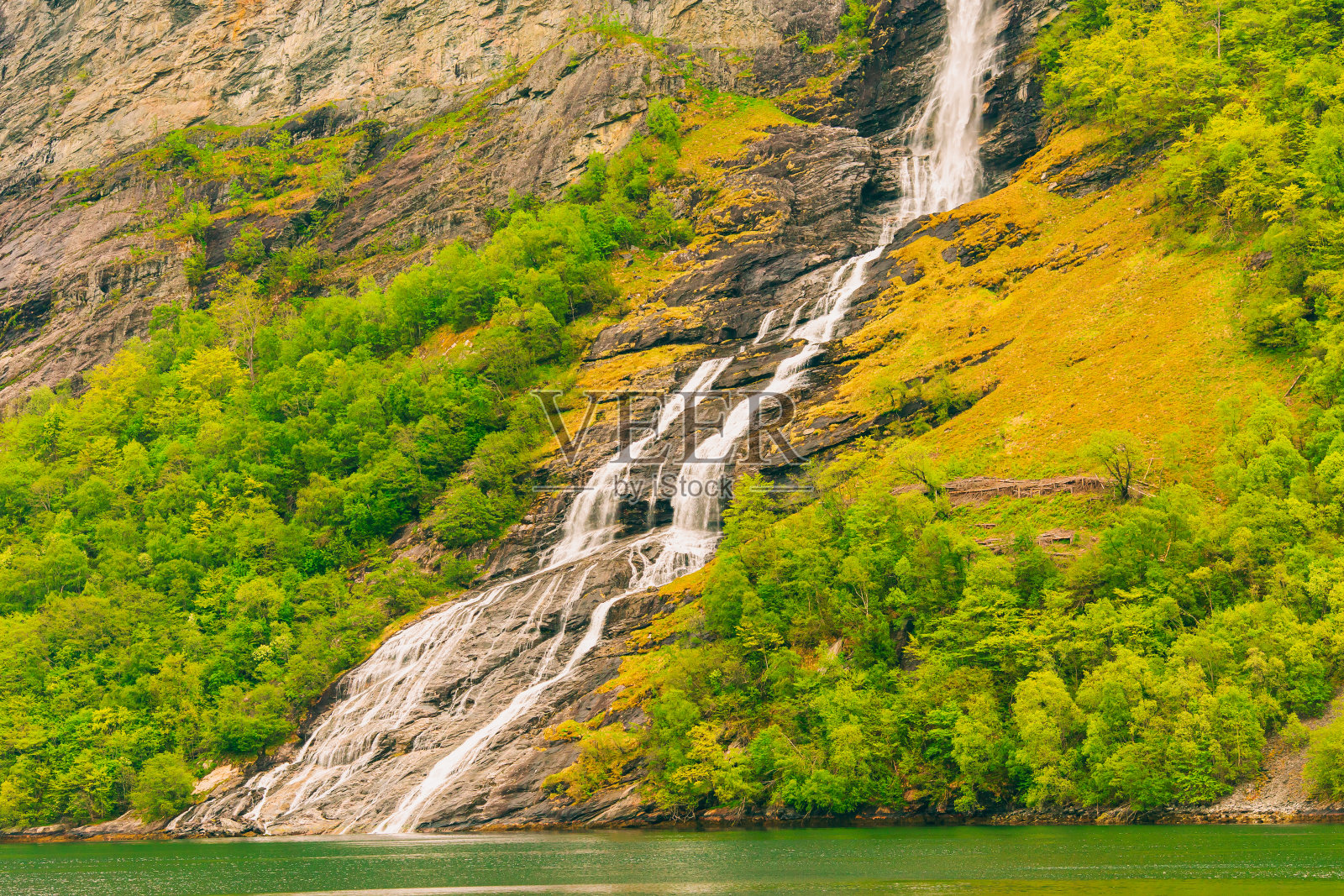 挪威旅游目的地。水从山上流下来。春天的假期。美丽的北自然。山瀑布。去斯堪的纳维亚体验旅行。在山探险。挪威的风景照片摄影图片