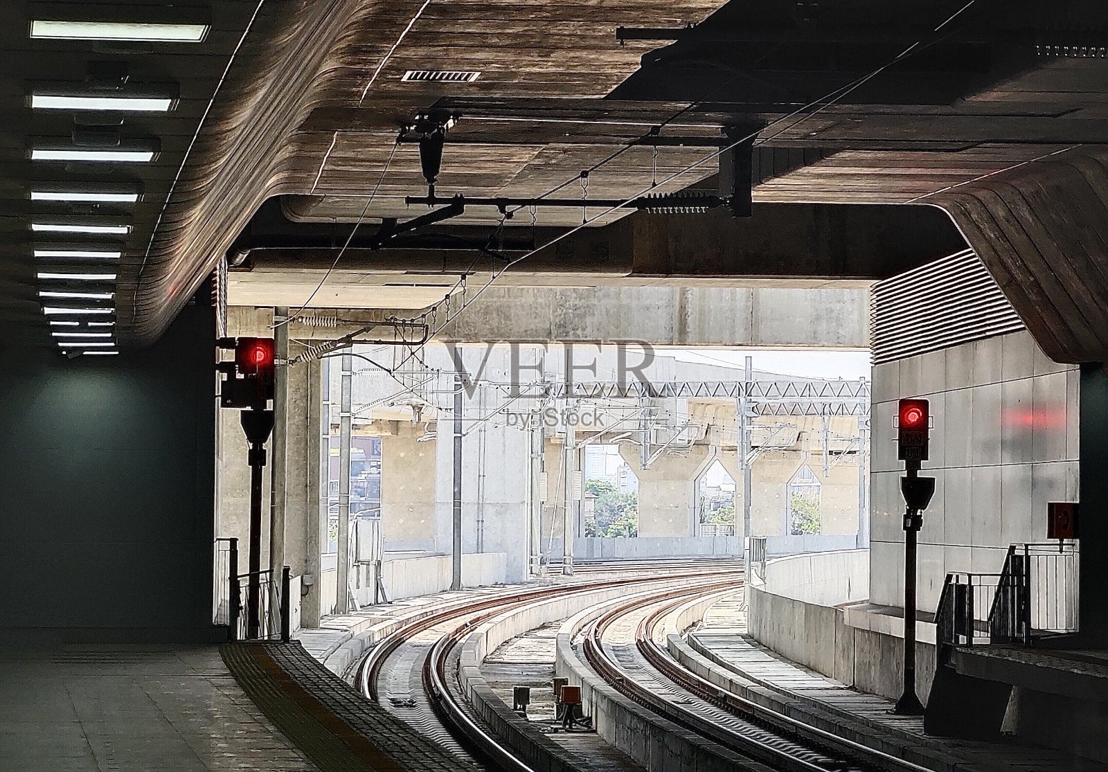 泰国曼谷有交通灯的铁路轨道照片摄影图片