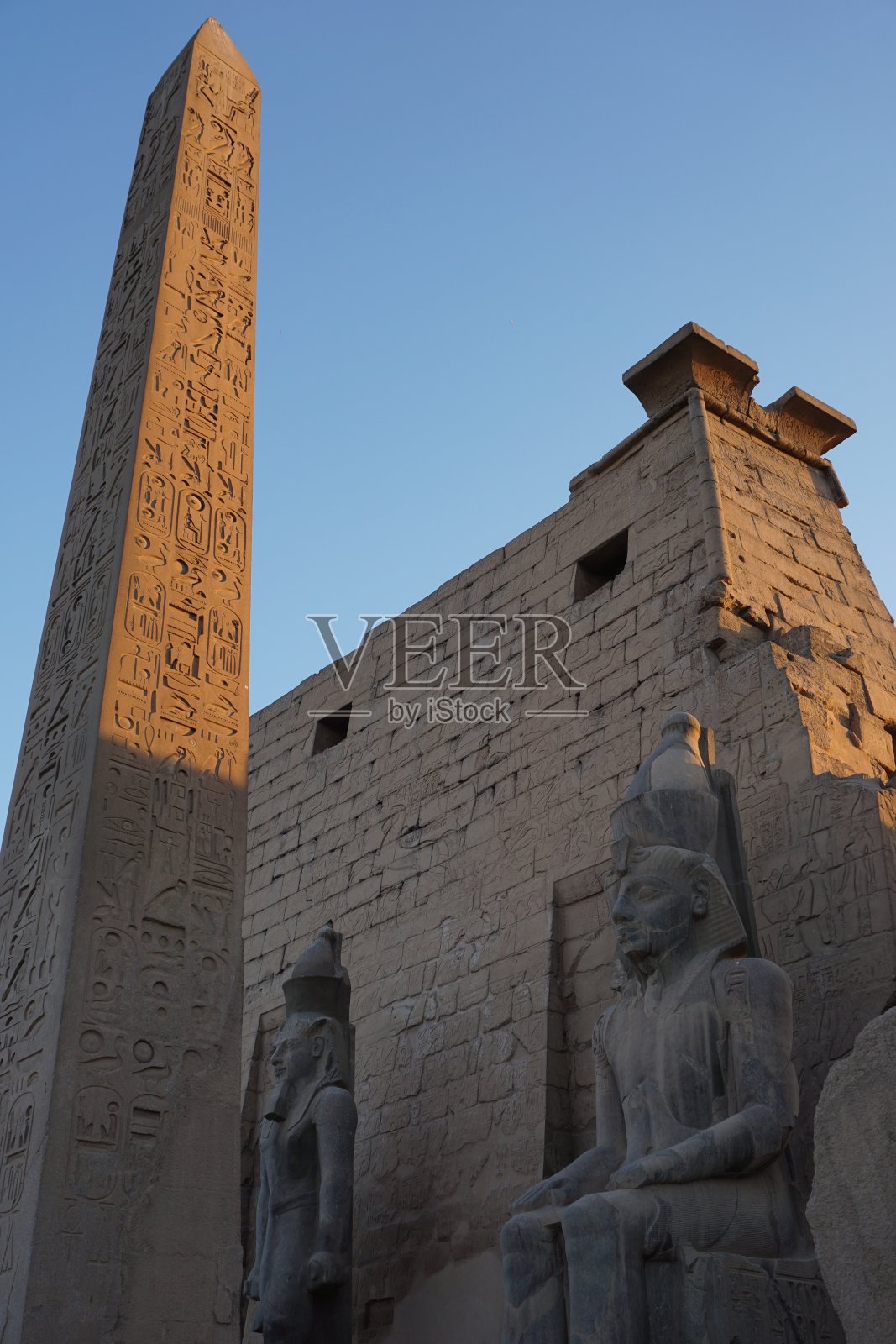卢克索神庙入口处的巨型方尖碑照片摄影图片