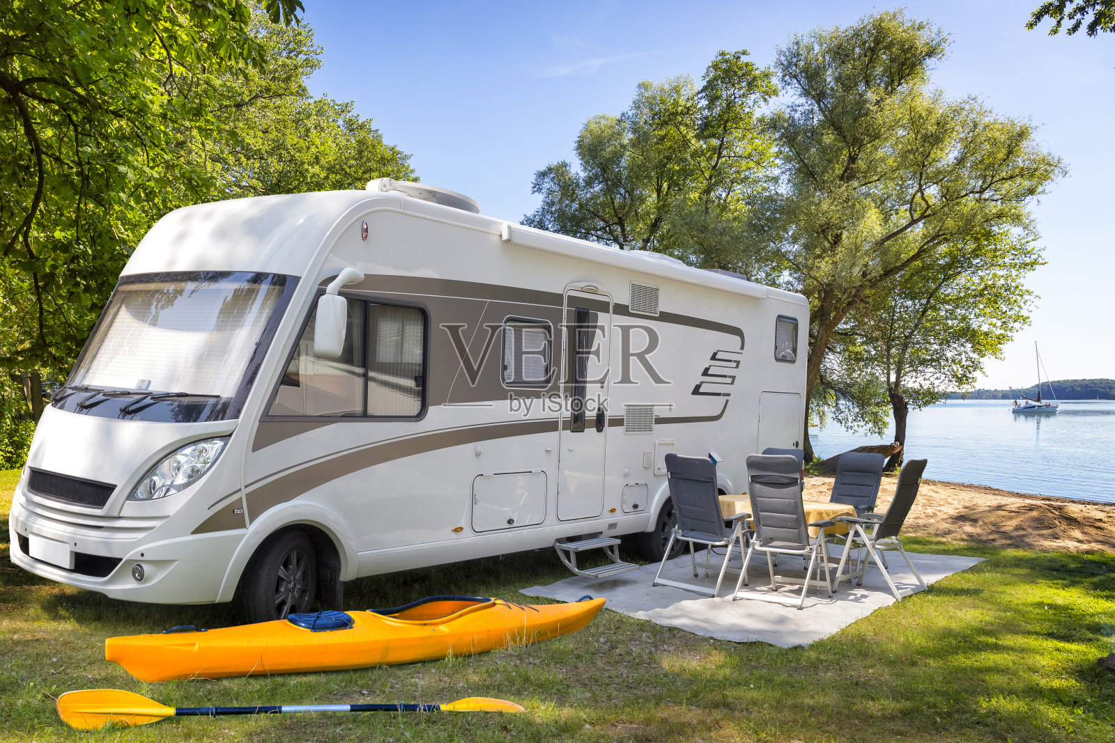 在波兰的假期-活跃的休息在湖在波美拉尼亚湖区照片摄影图片