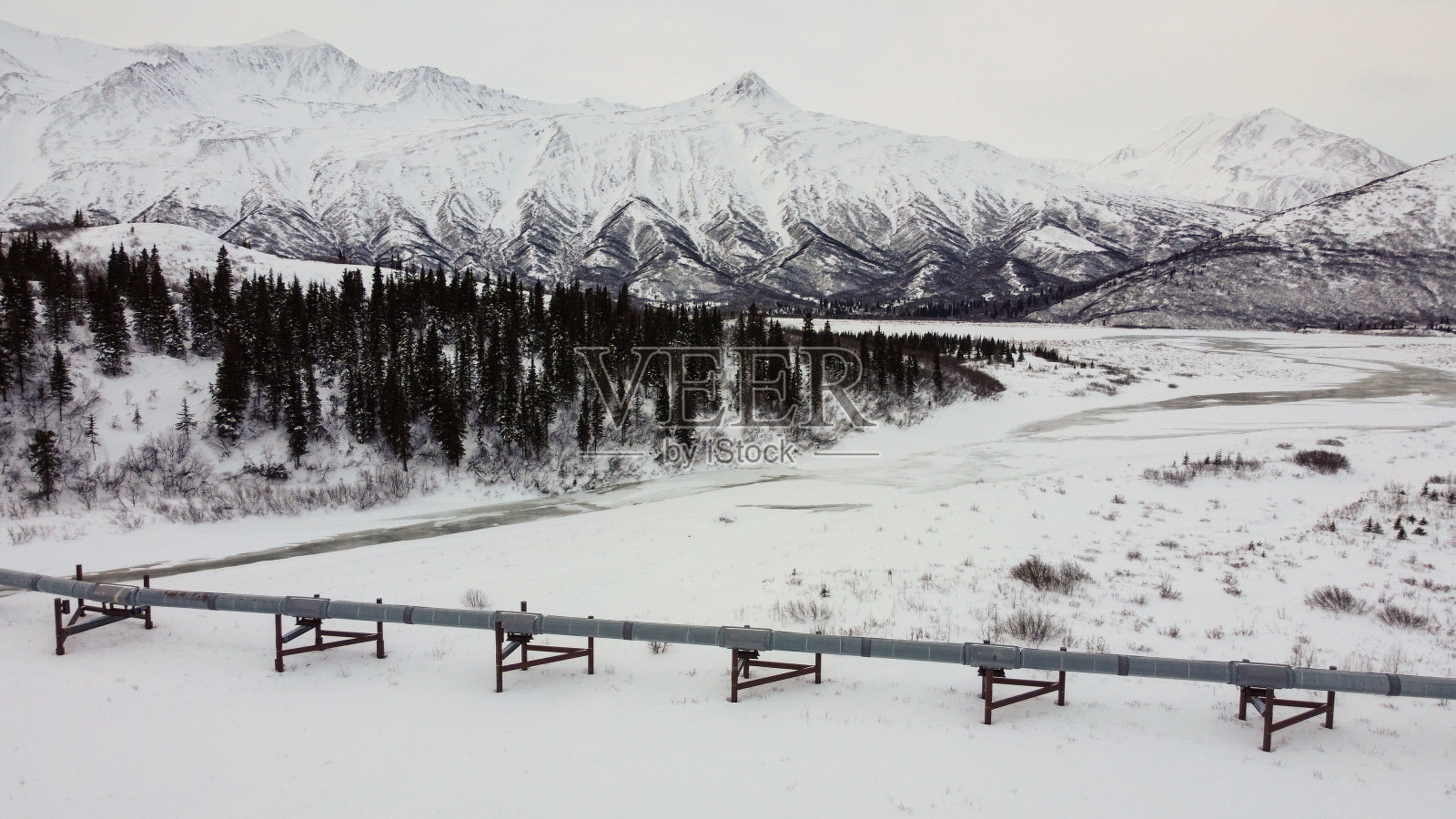 冬季景观全景图中的石油管道照片摄影图片