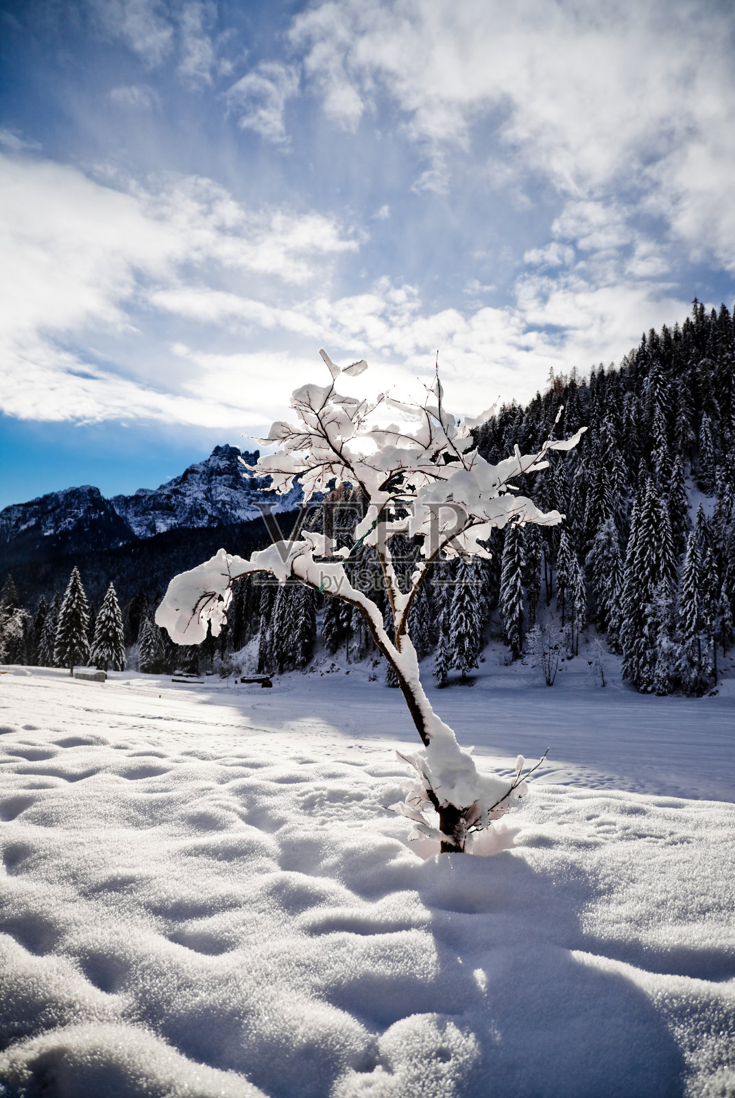 白雪皑皑的山峰照片摄影图片